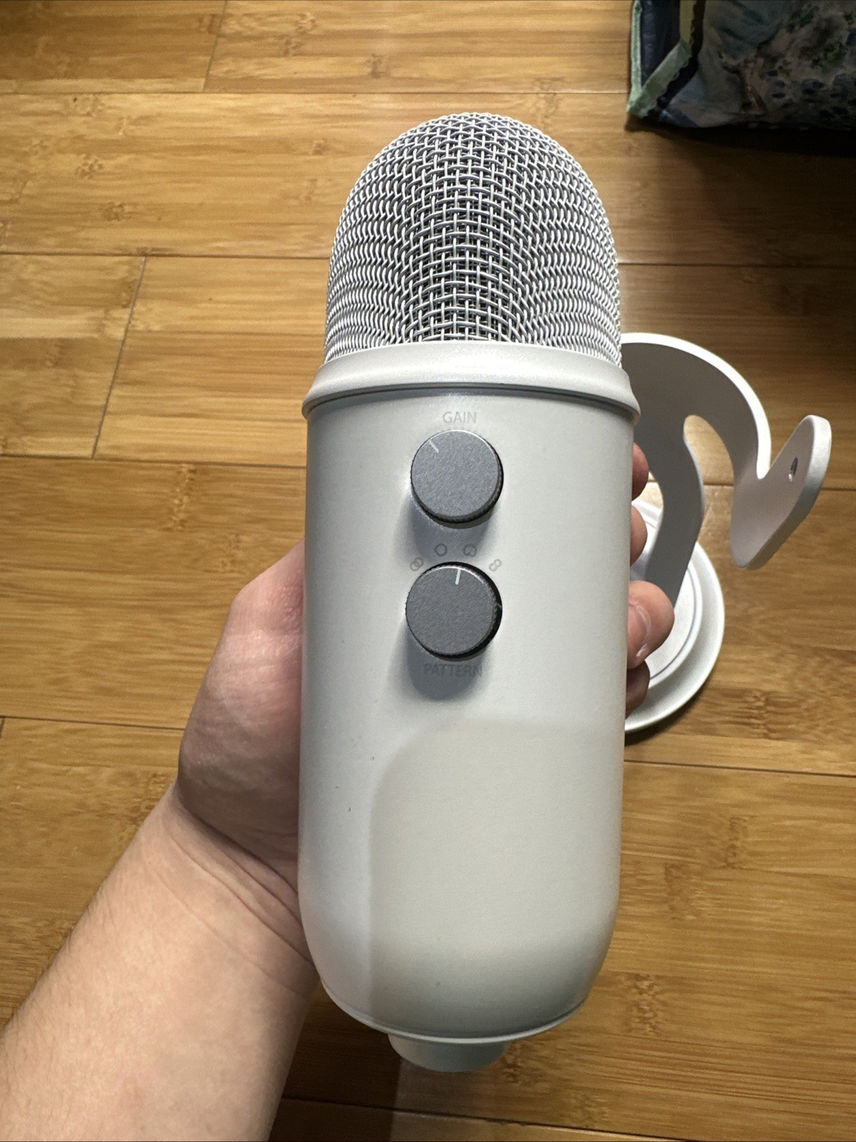 White Logitech Yeti with Stand/Boom arm/Pop Filter NO WIRES FREE SHIPPING