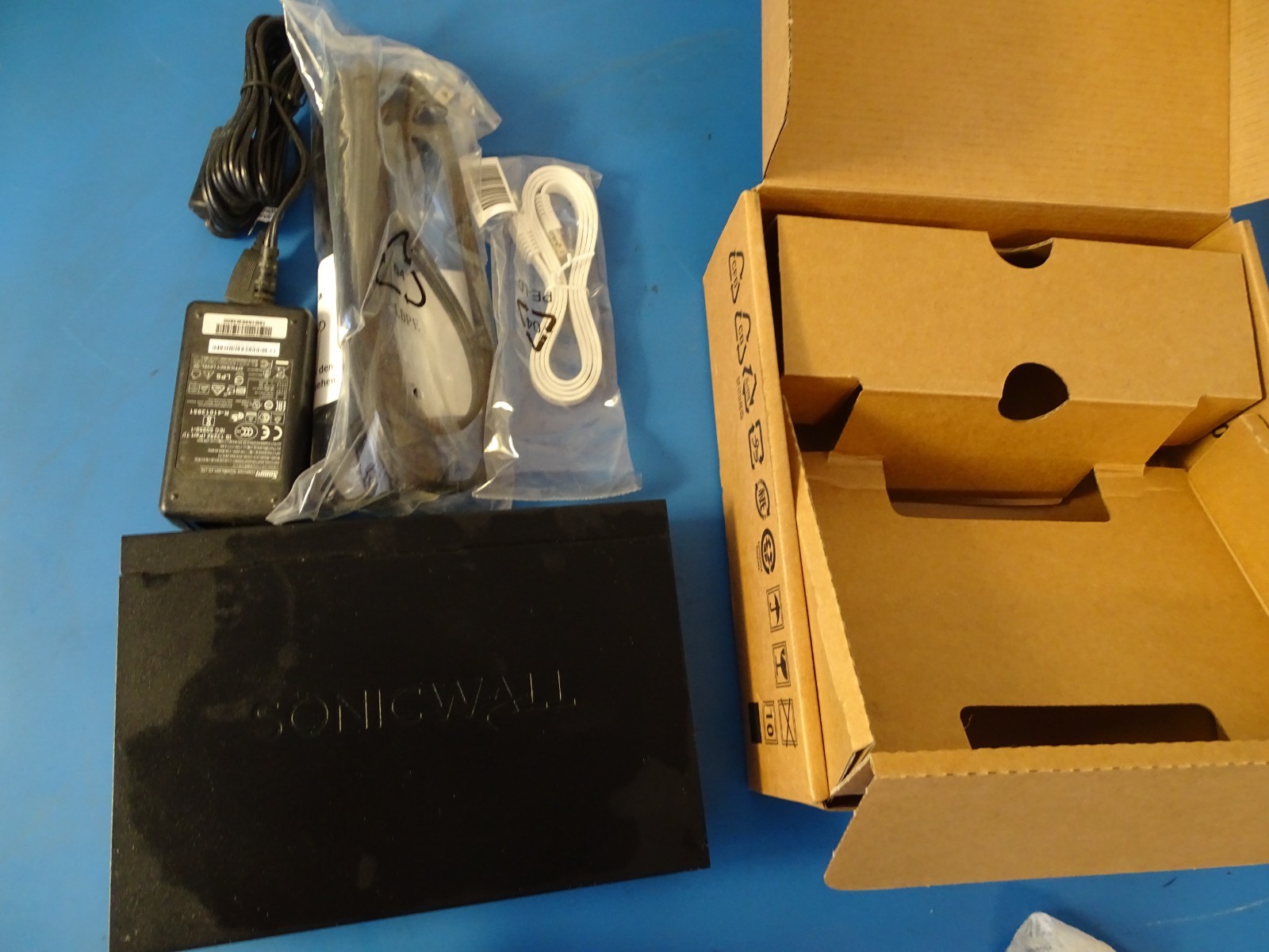 SonicWall TZ300 Network Security Appliance Firewall w/ Power Adapter & Accessori