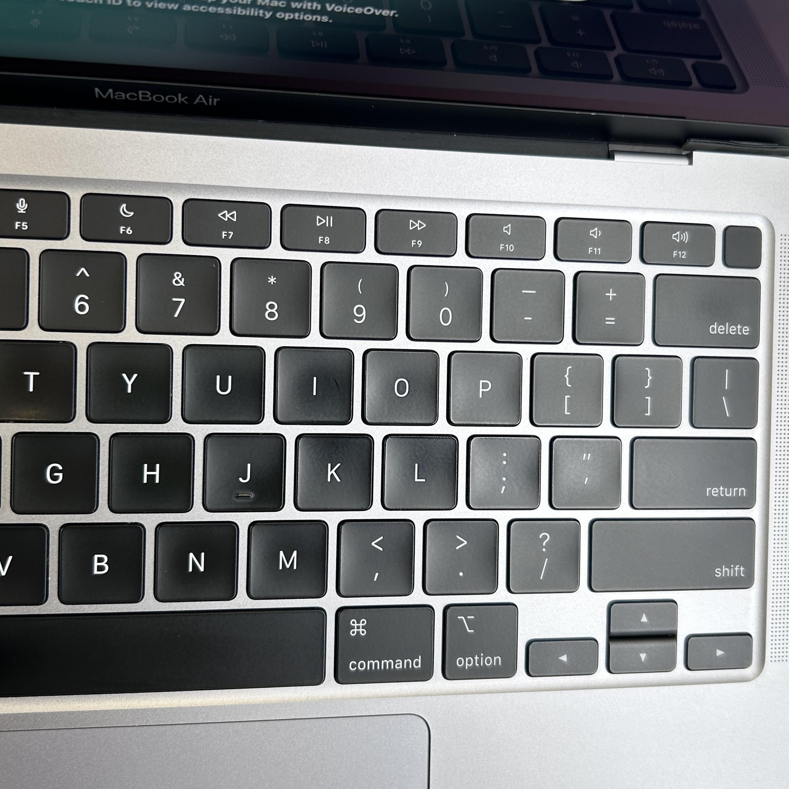 MacBook Air 13 Space Gray 2020 M1 8-Core CPU 7-Core GPU 8GB 256GB White Spots