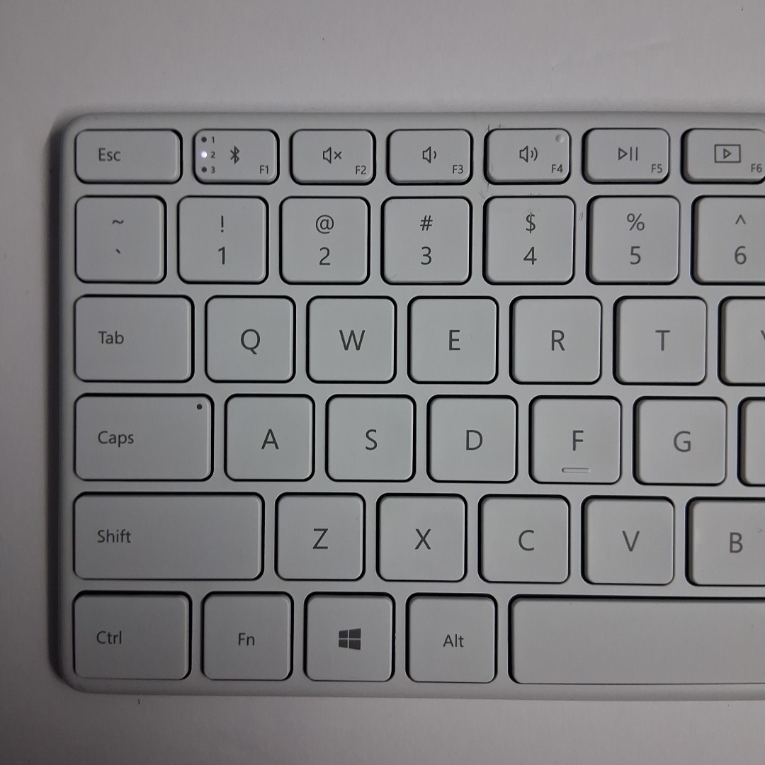 Microsoft Designer Compact Keyboard Bluetooth Wireless Glacier (off-white)