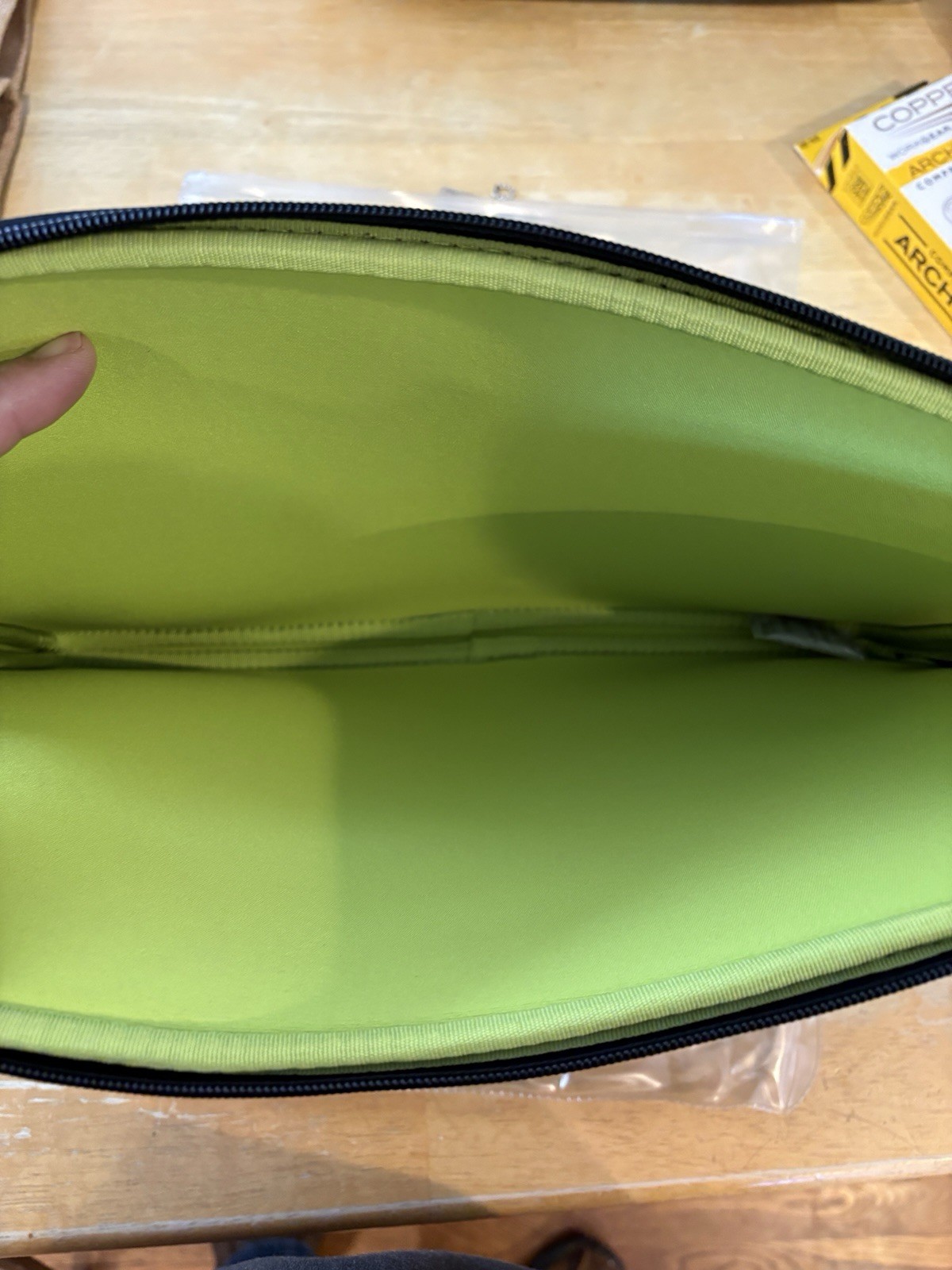 NEW! Be.ez LA Robe Sleeve for MacBook Pro 15 Color is Black/Wasabi