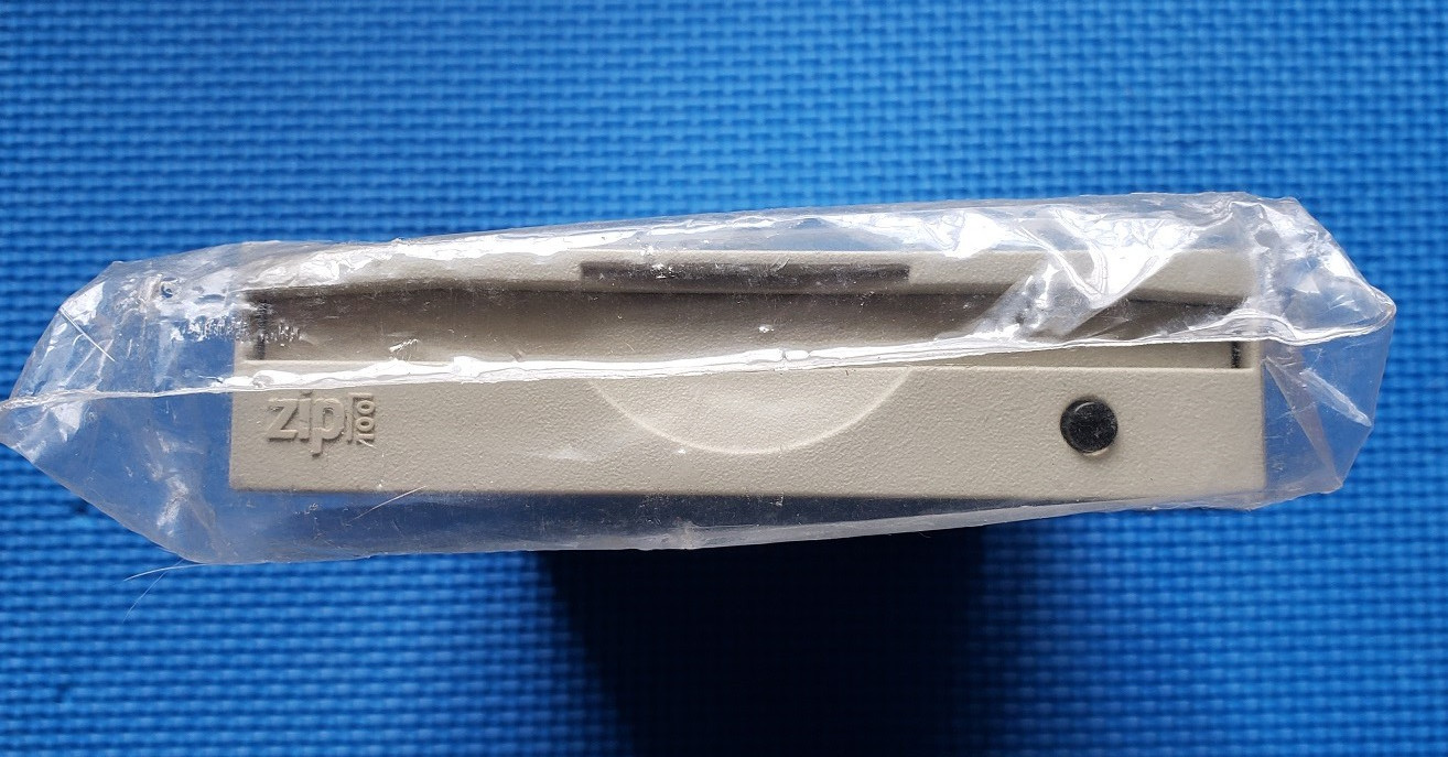 Genuine IOMEGA Z100ATAPI 100MB SuperFloppy Internal IDE ZIP drive **NEW / NOS**