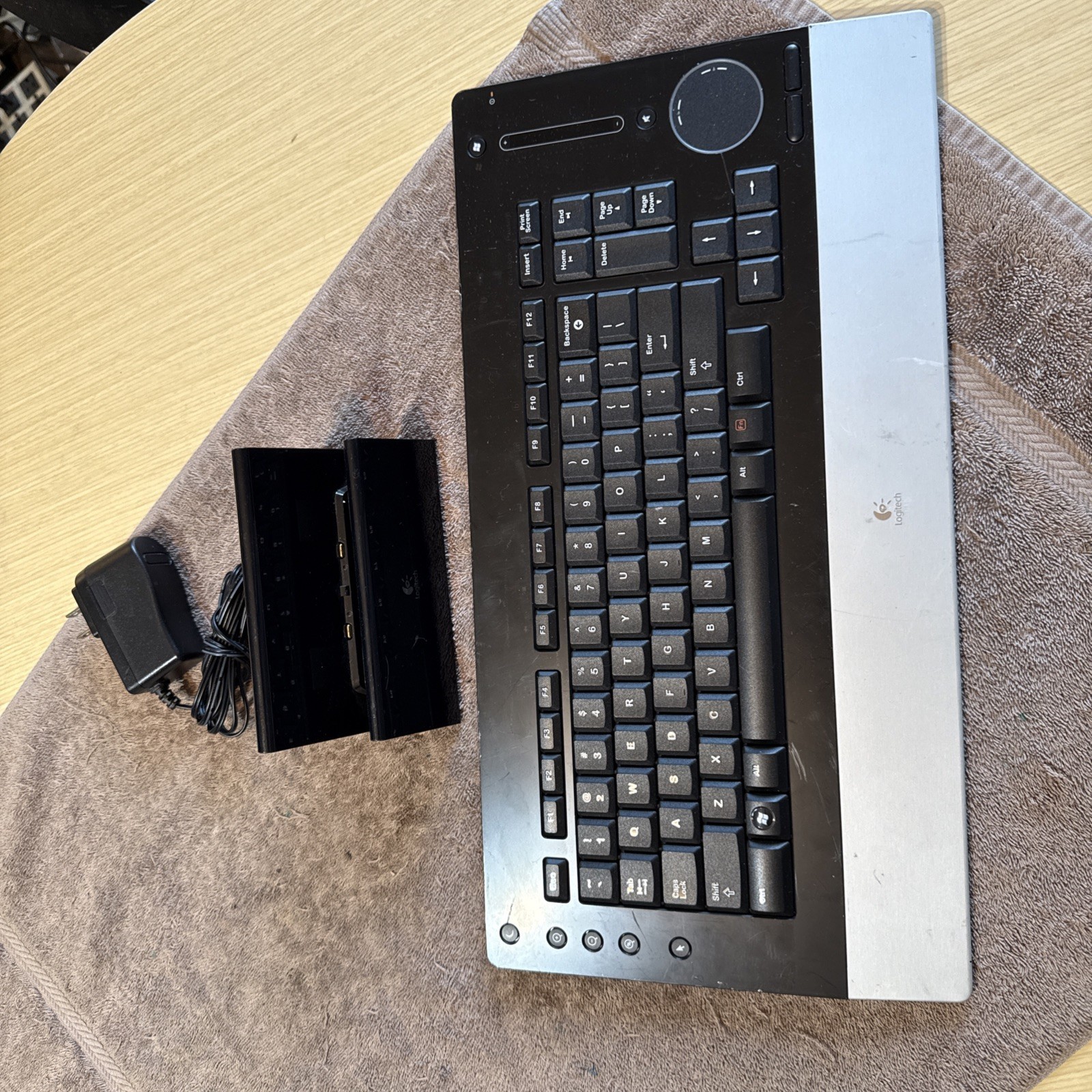 Logitech DiNovo Edge. Wireless Bluetooth Keyboard &- Charging Dock Y-RAY81