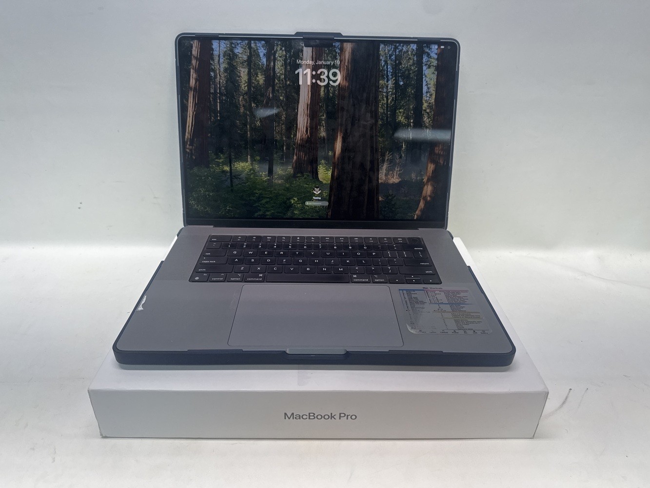 Apple MacBook Pro A2485 MK193LL/A 1TB SSD 16Gb RAM 2021 with Hardcase
