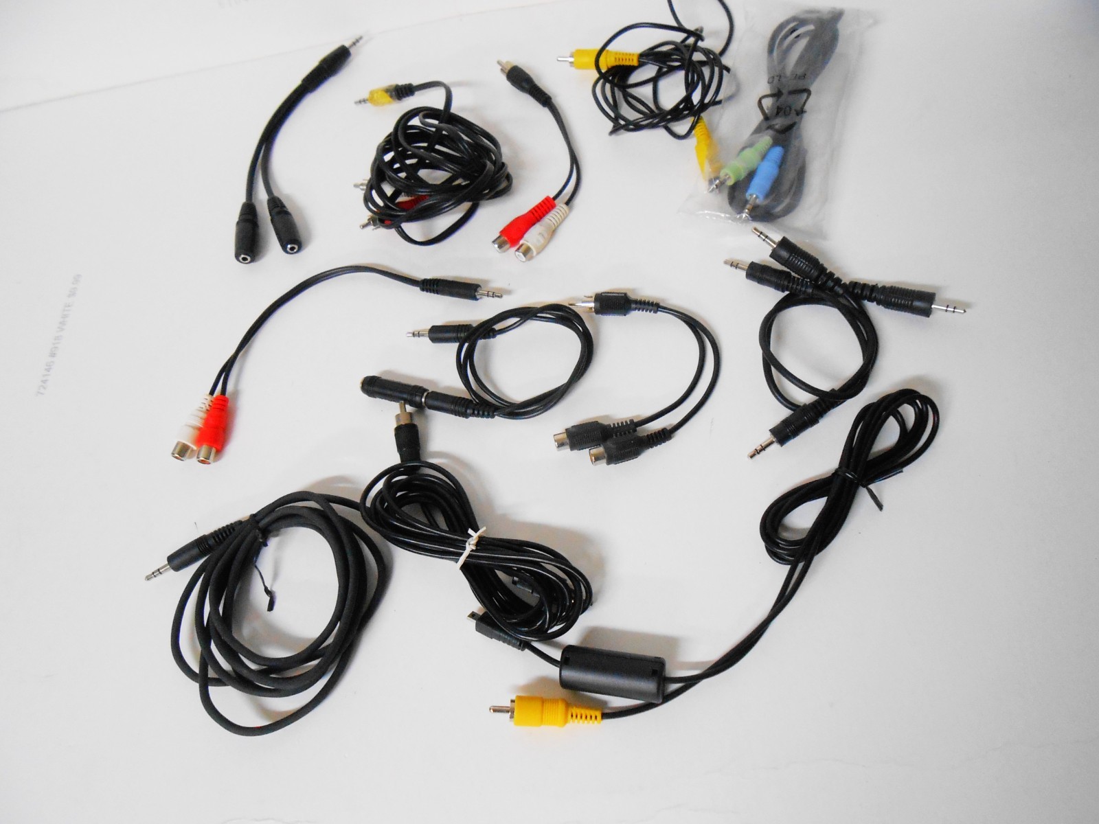 12 CABLES WITH DIFFERENT CONNECTORS FOR SOUND AND OTHER.