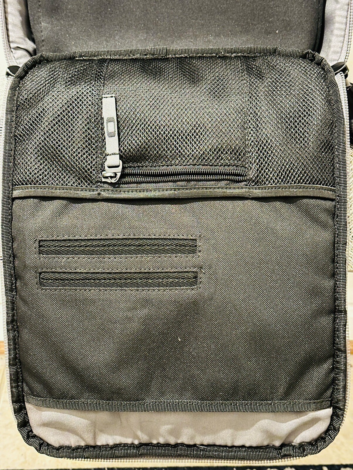 Oakley Black Vertical Computer Laptop Black Padded Messenger Bag Office