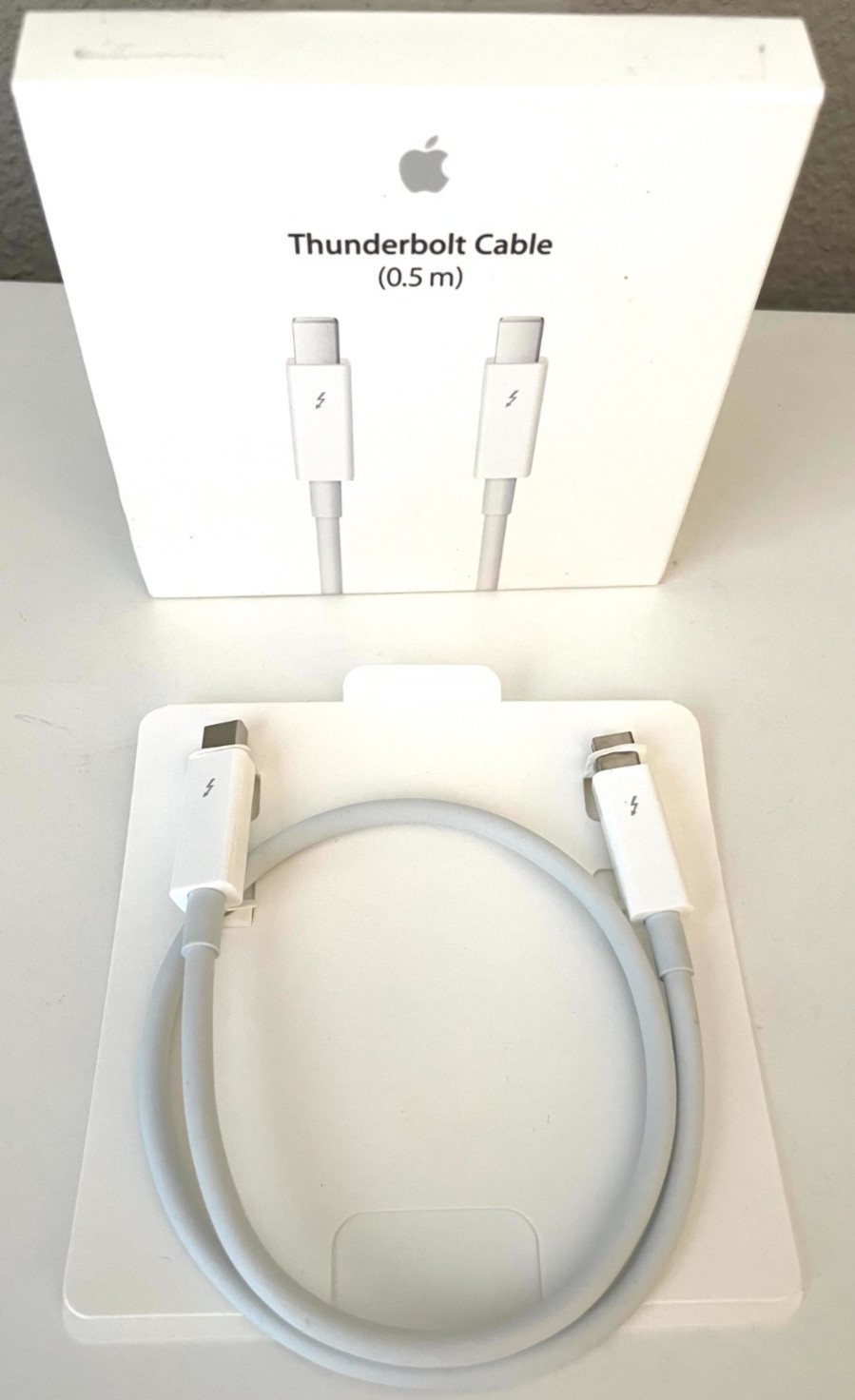Apple 0.5m / 1.6FT Thunderbolt 2 Cable Mini DP, White – A1410, MD862LL/A