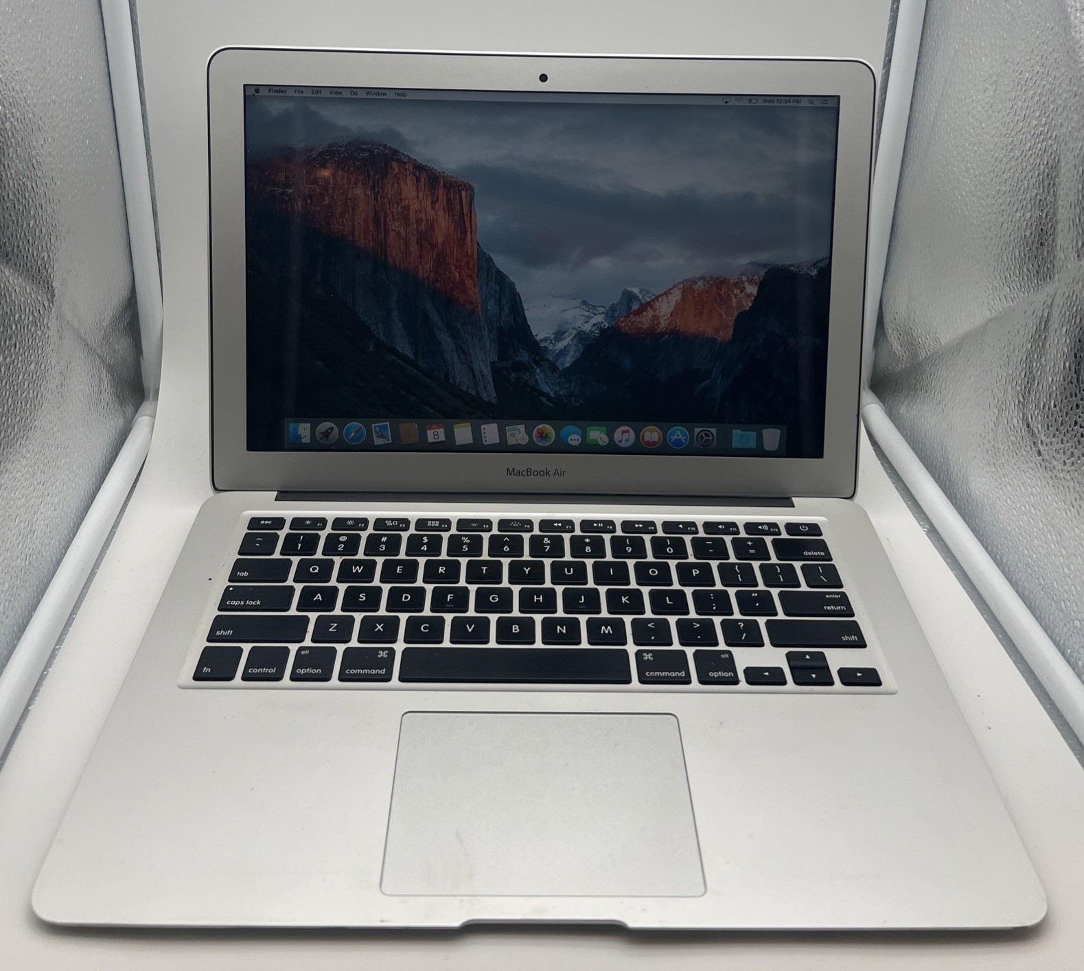 MacBook Air 13 Silver 2015 1.6 GHz Intel Core i5 5th Gen. 4GB 128GB