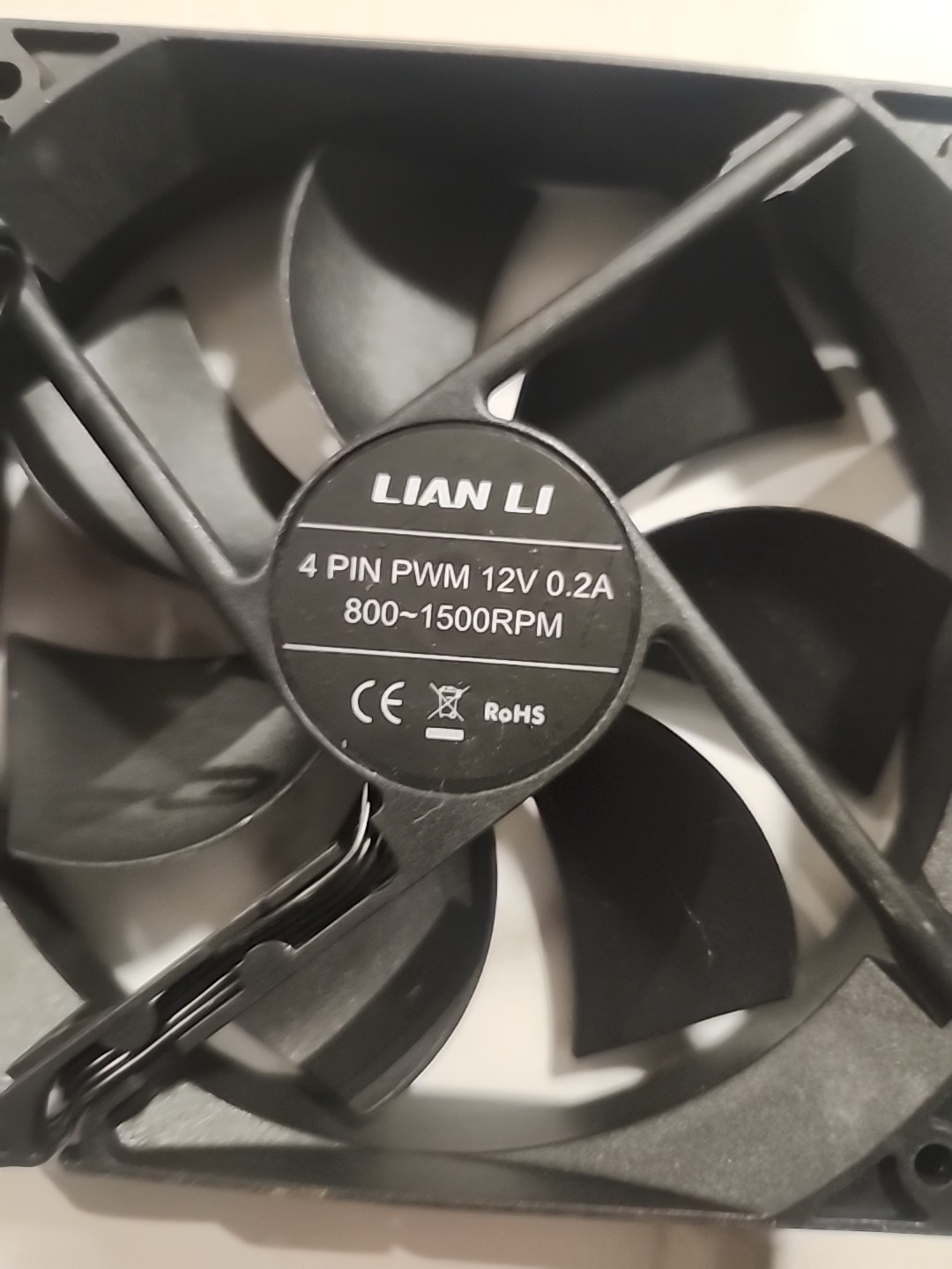 lian li Pc fan 4 pin pwm 12 volt 0.2 A 800-1500 RPM
