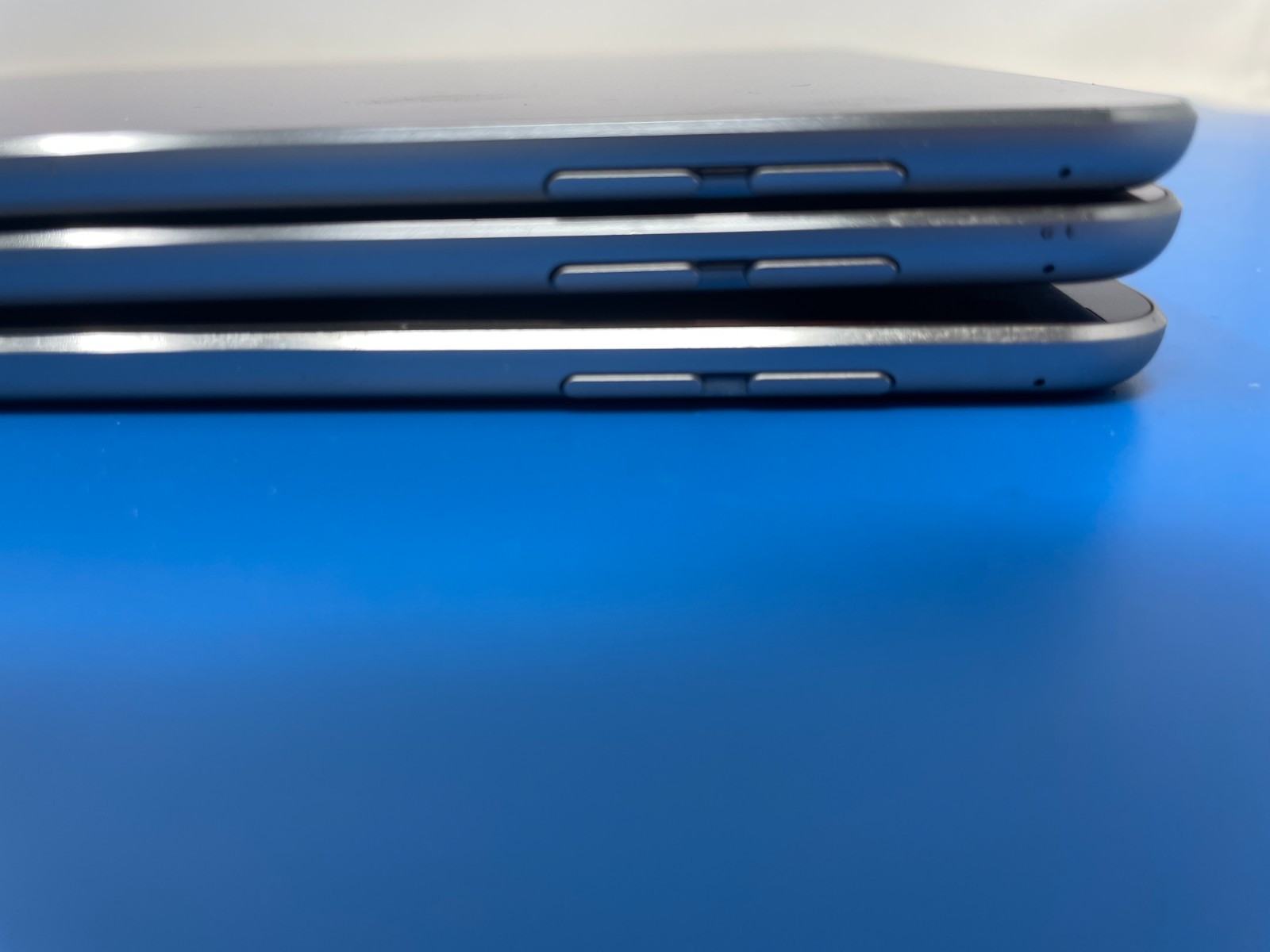 FOR REPAIR: 3 Apple iPad Air 2 Wi-Fi with 64GB storage A1566 MGKL2LL/A