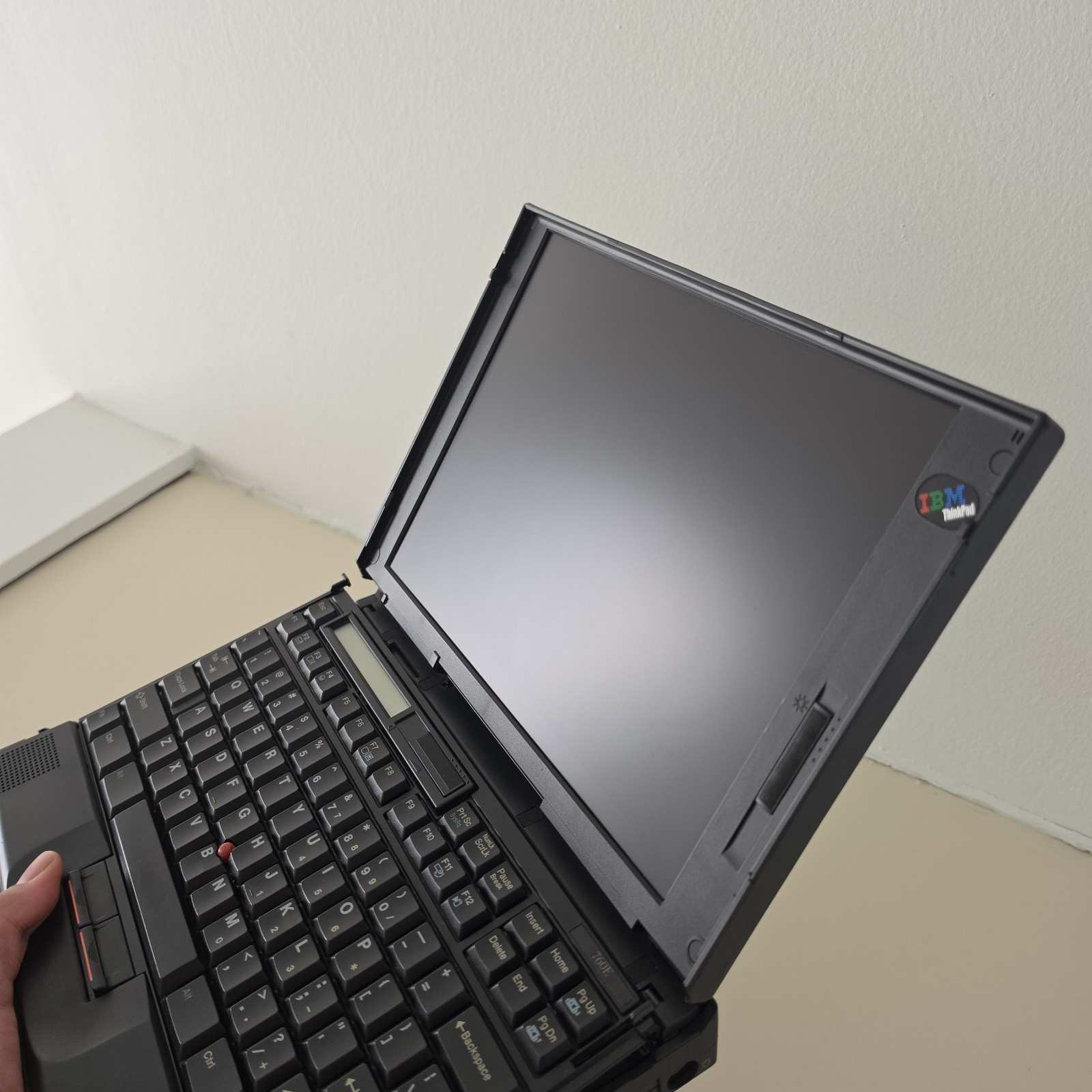RARE Vintage 12.1″ IBM ThinkPad 760E Laptop – Intel Pentium 72MB RAM 1.33GB HDD