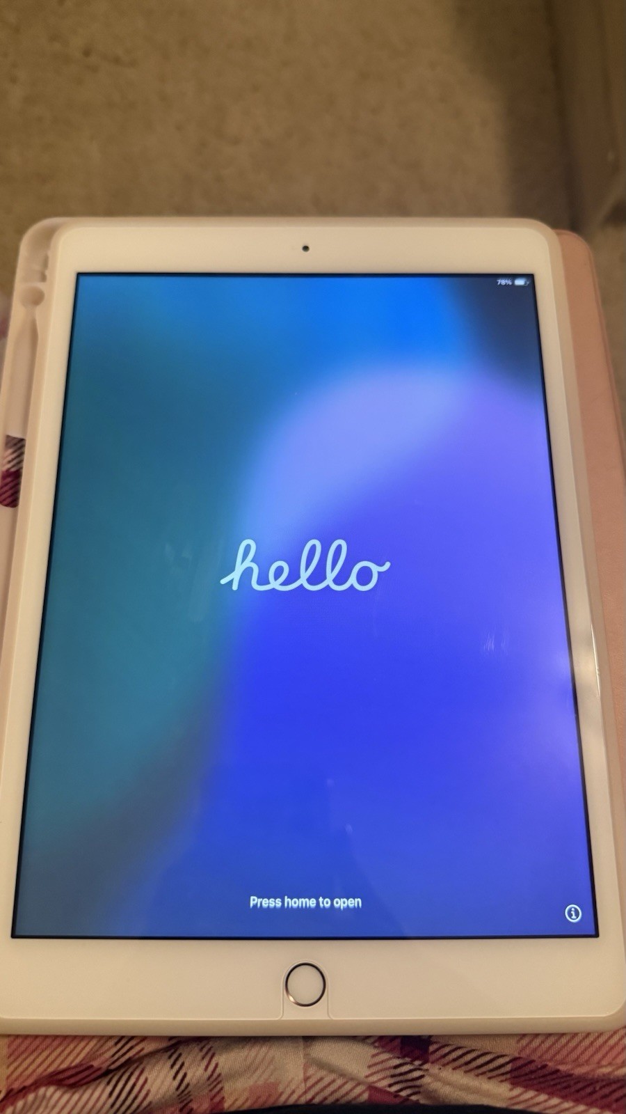 Apple iPad Gold Tablet Wi-Fi Built-In Front & Rear Camera with Case! Bundle!