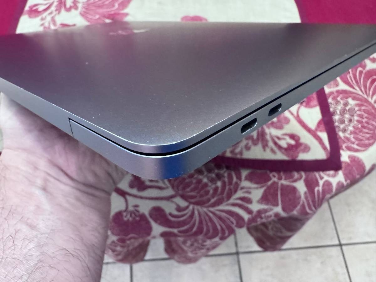 Apple MacBook Pro 2019 i9-9980H 16GB 1TB SSD Radeon Pro 5500M MVVM2LL/A A2141