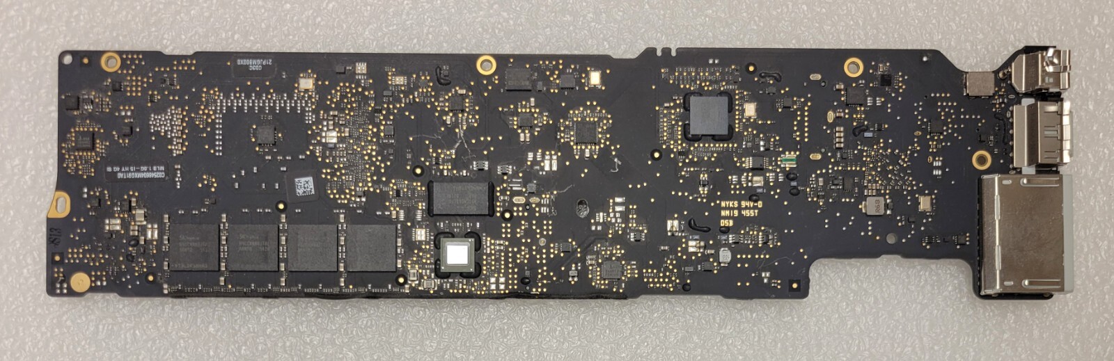 Apple MacBook Air 13″ Logic board A1466 2015 i5 1.6GHz 4GB RAM 820-00165-A