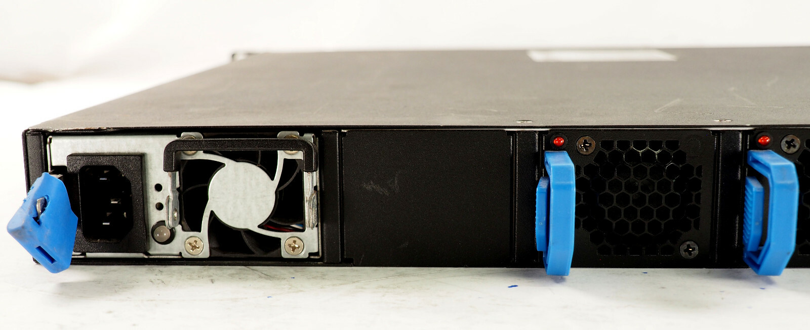 Quanta Spine/Leaf QuantaMesh 3000 Series T3064-LY1R 1.28 terabits per second