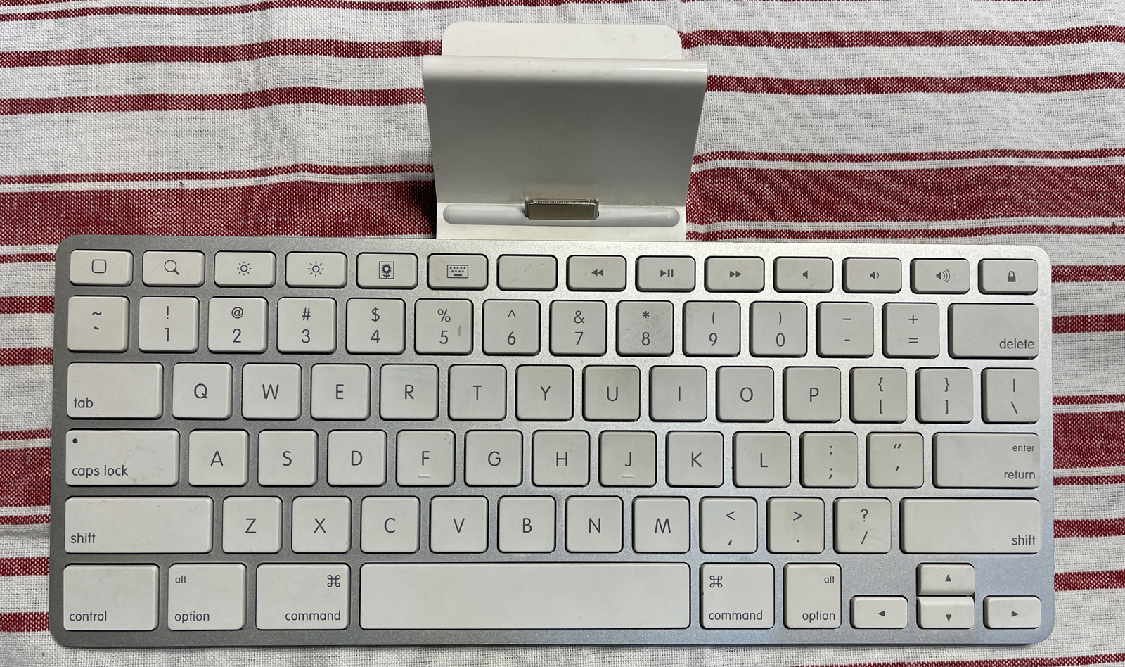 Apple Keyboard Dock A1359 for iPad 1st 2nd 3rd Gen iPhone 2,3,4 30-pin connector
