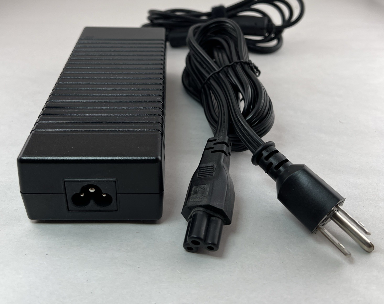 Genuine Delta ADP-135FB B AC Adapter 19V 7.1A Power Supply