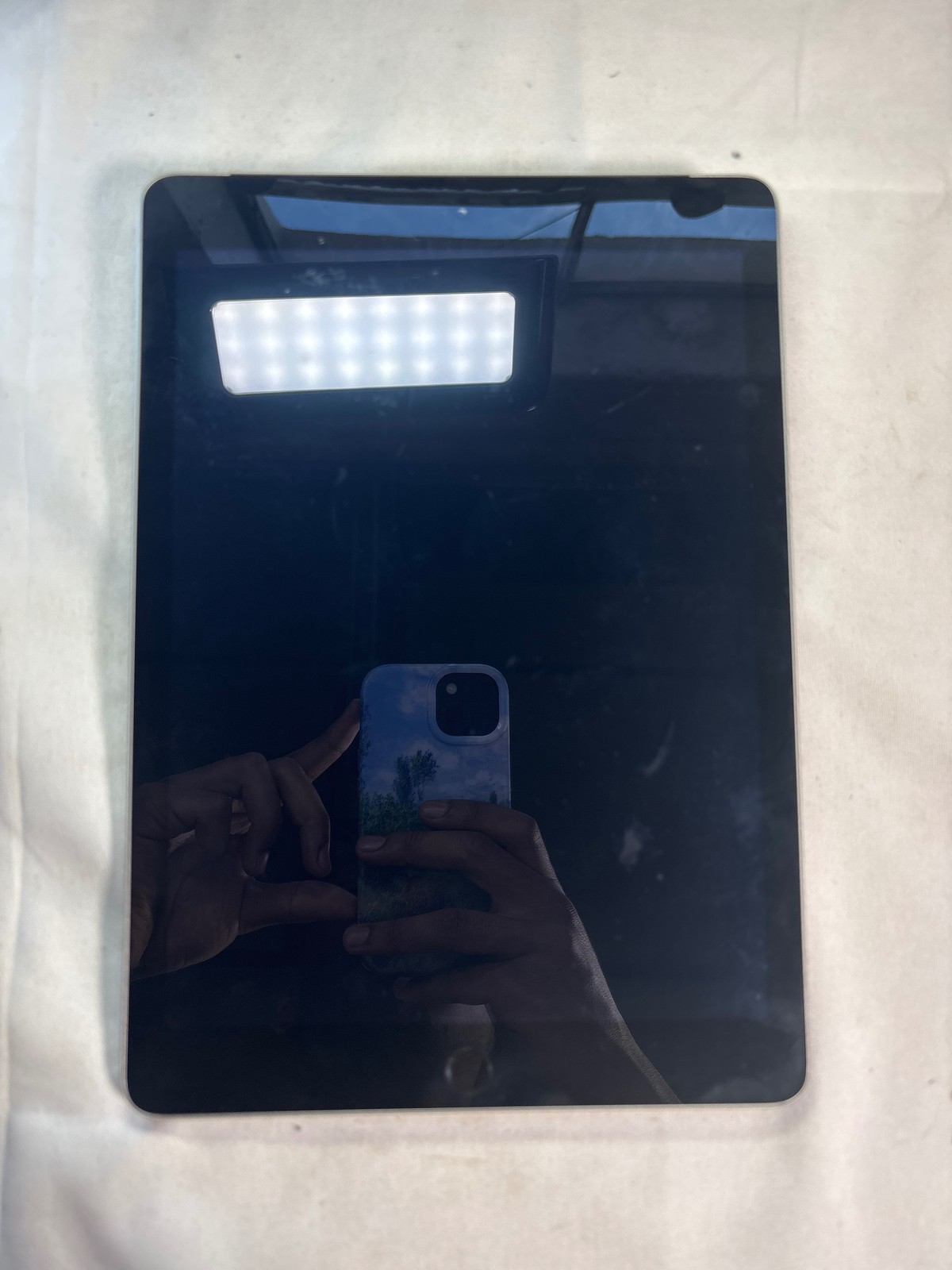 Apple iPad 5th Generation Wi-Fi + Cellular 32GB Silver