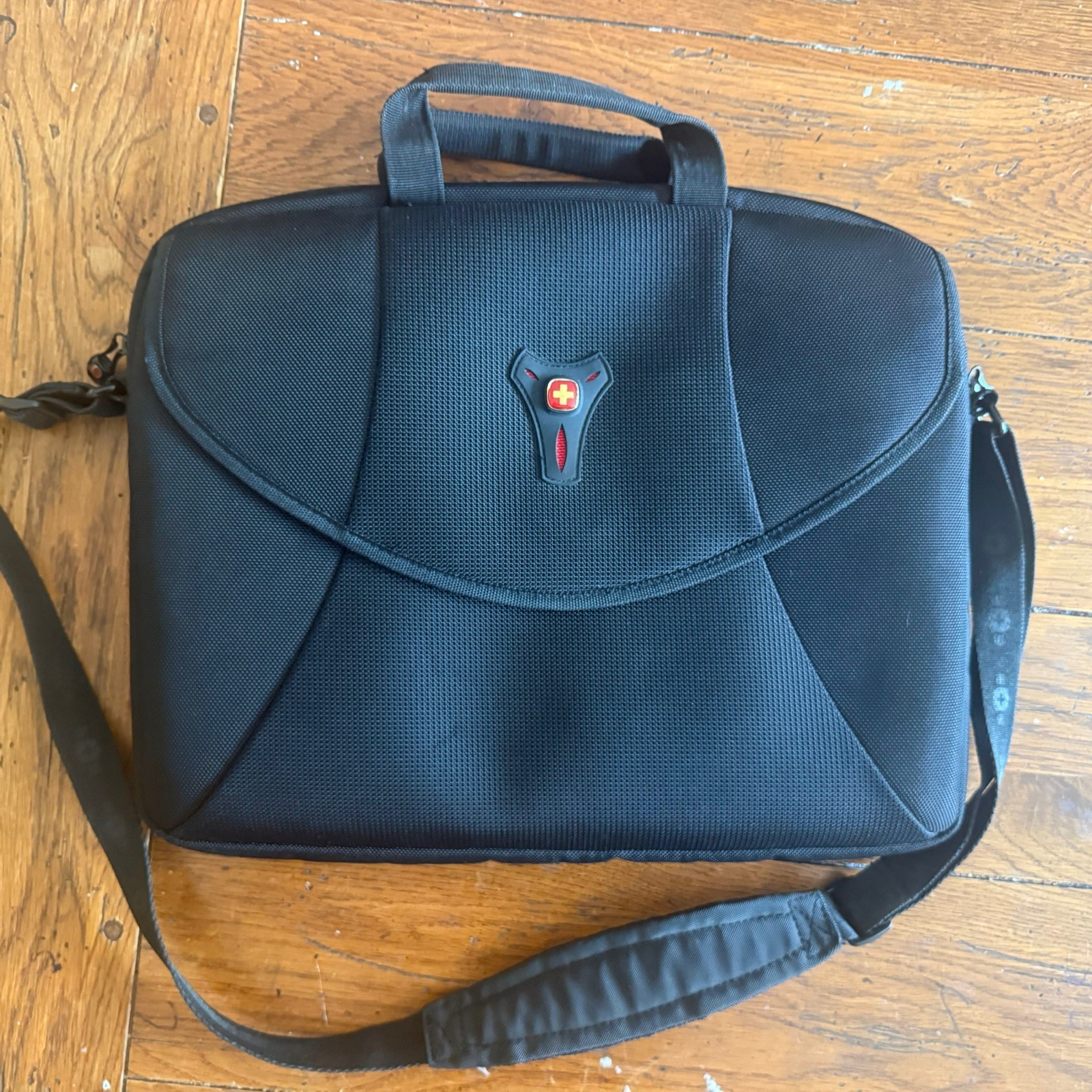Laptop Slimcase Messenger Bag by Swiss Gear / Wenger in Black -The Mythos – Nice