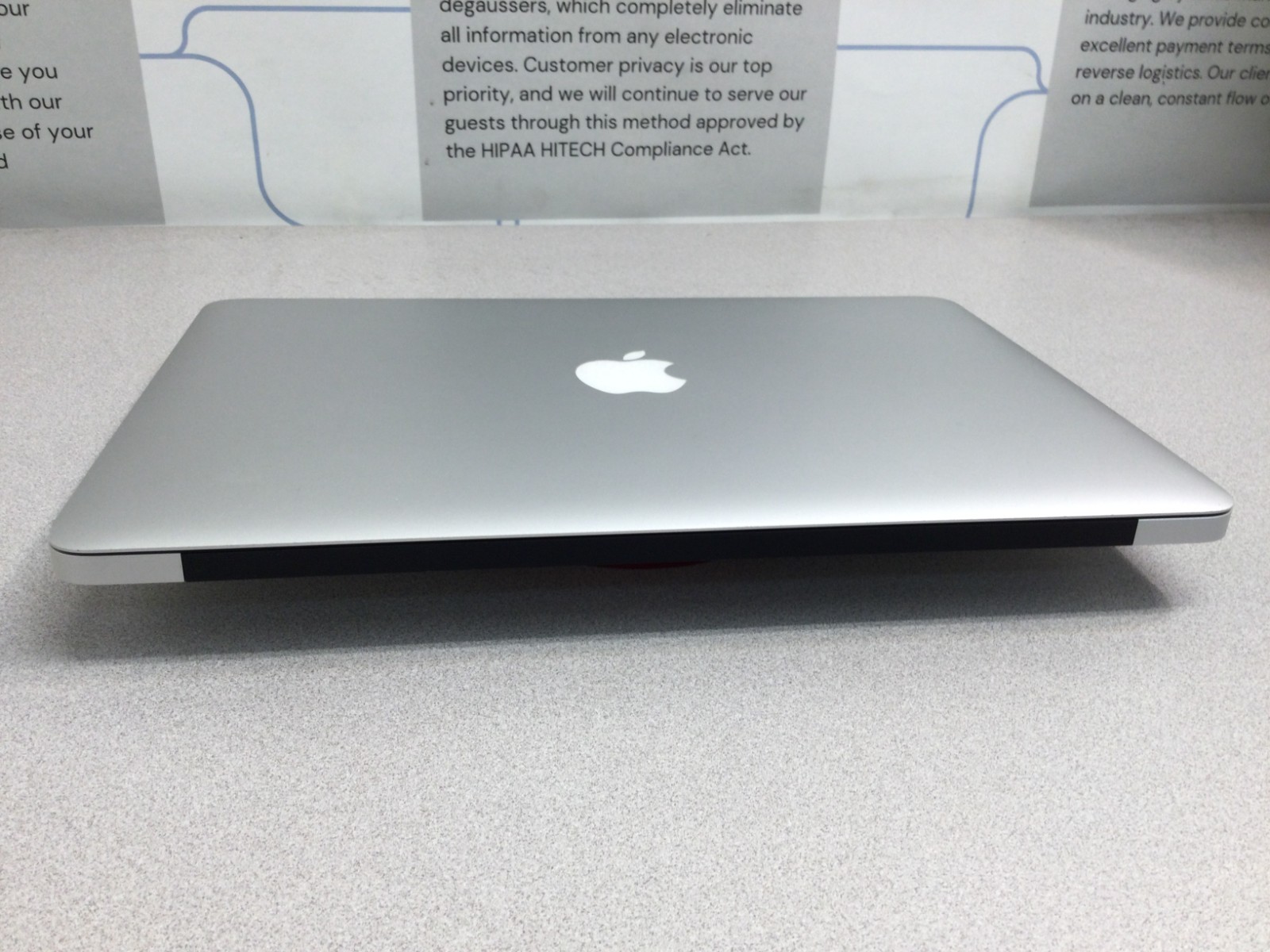Apple MacBook Air 13.3″ 128 GB SSD, Intel Core i5 5th Gen., 1.6 GHz, 4 GB RAM
