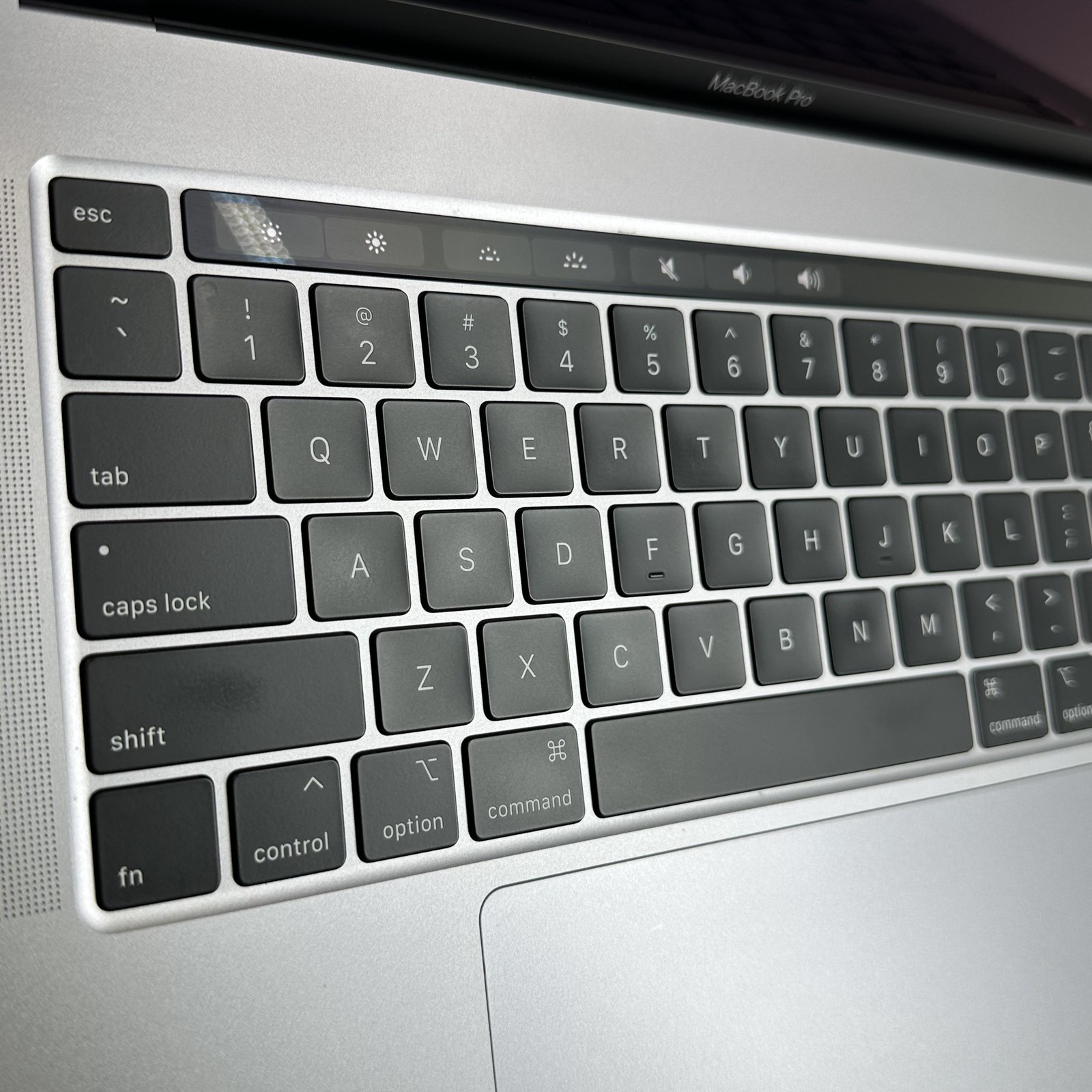 MacBook Pro 16 Touch Bar Space Gray 2019 i9 32GB 2TB Radeon Pro 5500M Good