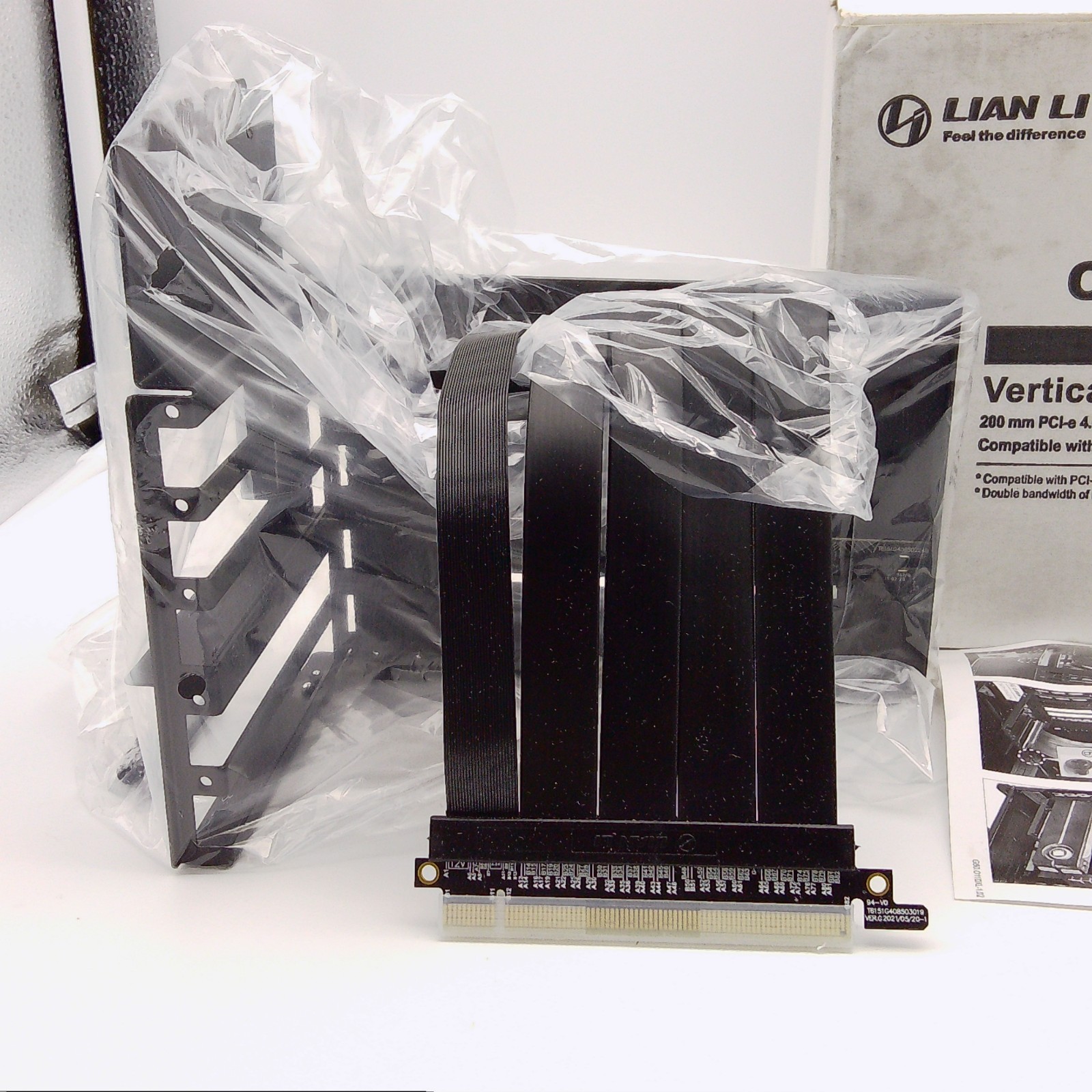 011DXL-1-4 PCle 4.0 Vertical GPU Bracket Kit 200mm 16X Riser Card Adapter Extend