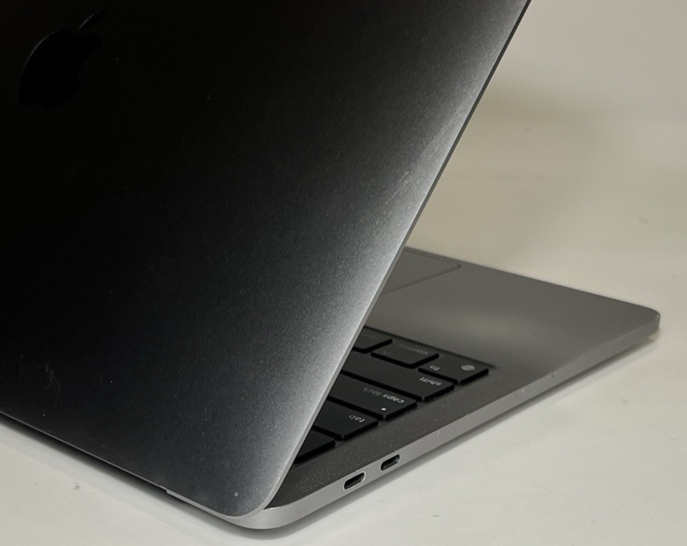 Apple MacBook Pro 13″ 2020 M1 A2338 – 8GB RAM – 256GB SSD – Space Gray – w A/C