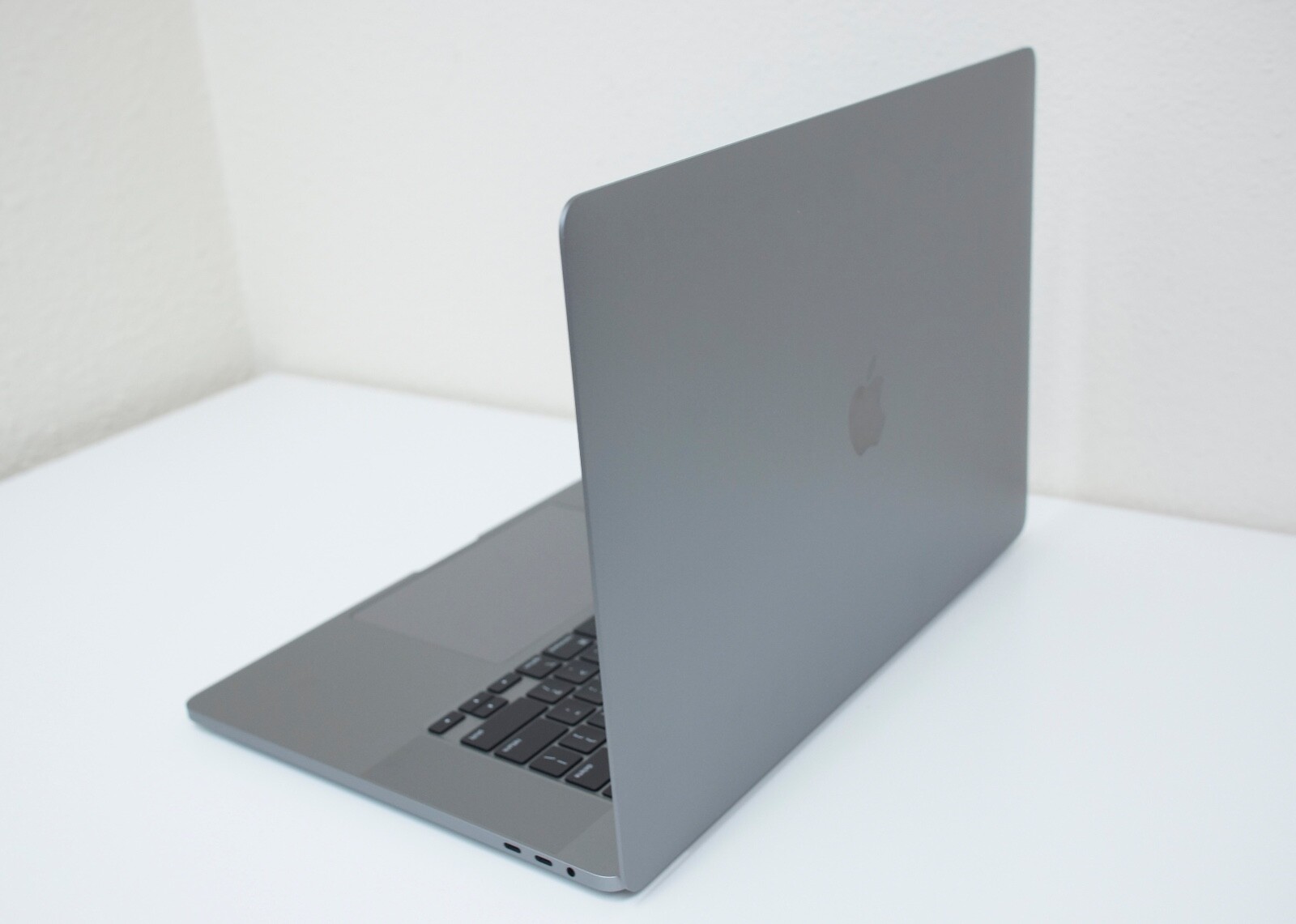 Apple MacBook Pro 16 Inch 2019 2.4 GHz Core i9 2TB SSD 64GB RAM 5500M 8GB GFX