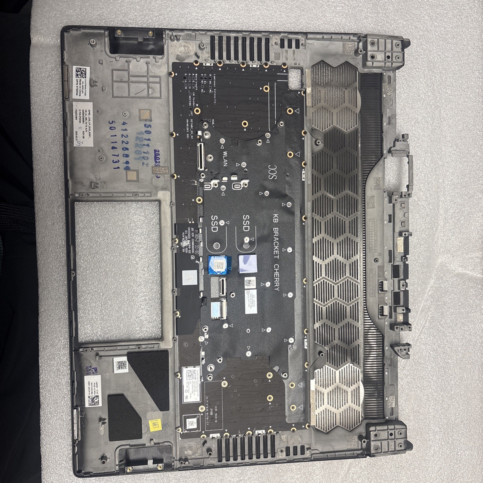 Dell Alienware X16 R1/R2 Palmrest & US ENG RGB Bcl Mechanical Kbd T5KN4 M70