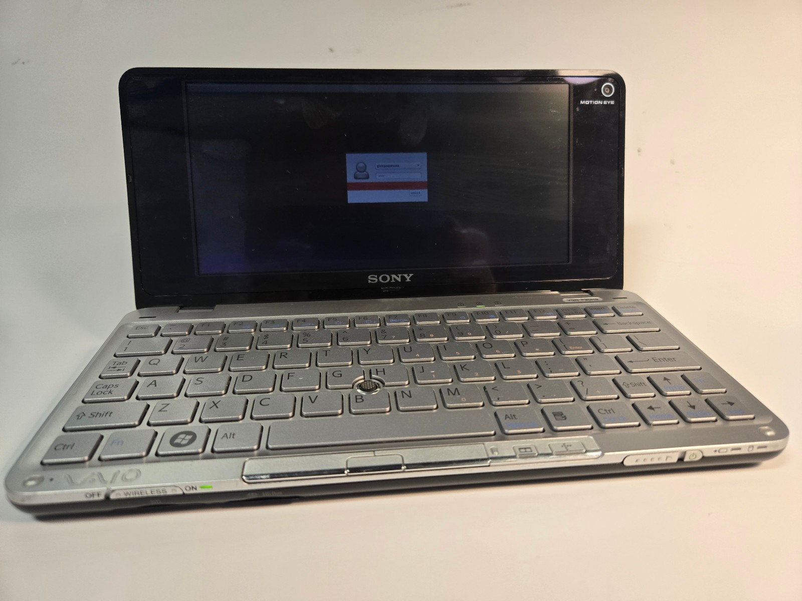 Ultra Portable SONY VAIO P VGN-P50/W Atom Z520 1GB HDD 80GB 8″ UWXGA Lubuntu