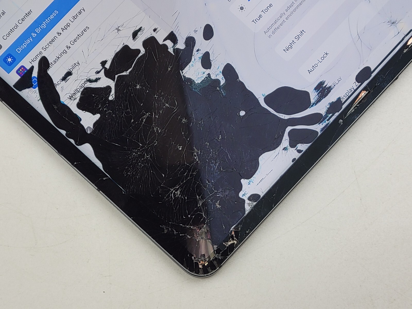 Apple iPad Pro 12.9-inch (5th Gen.) (A2379) 128GB, Wi-Fi + 5G (Unlocked) -*READ*