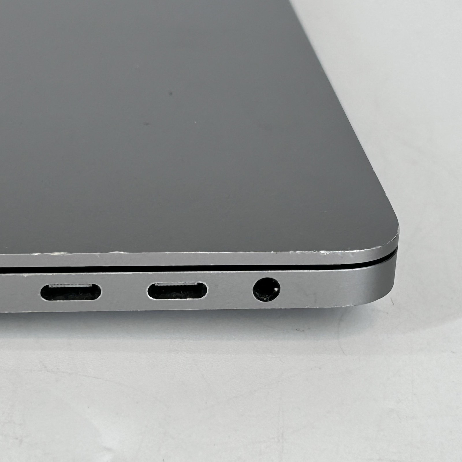MacBook Pro 16 Touch Bar Space Gray 2019 2.3GHz i9 16GB 1TB SSD Radeon Pro 5500M