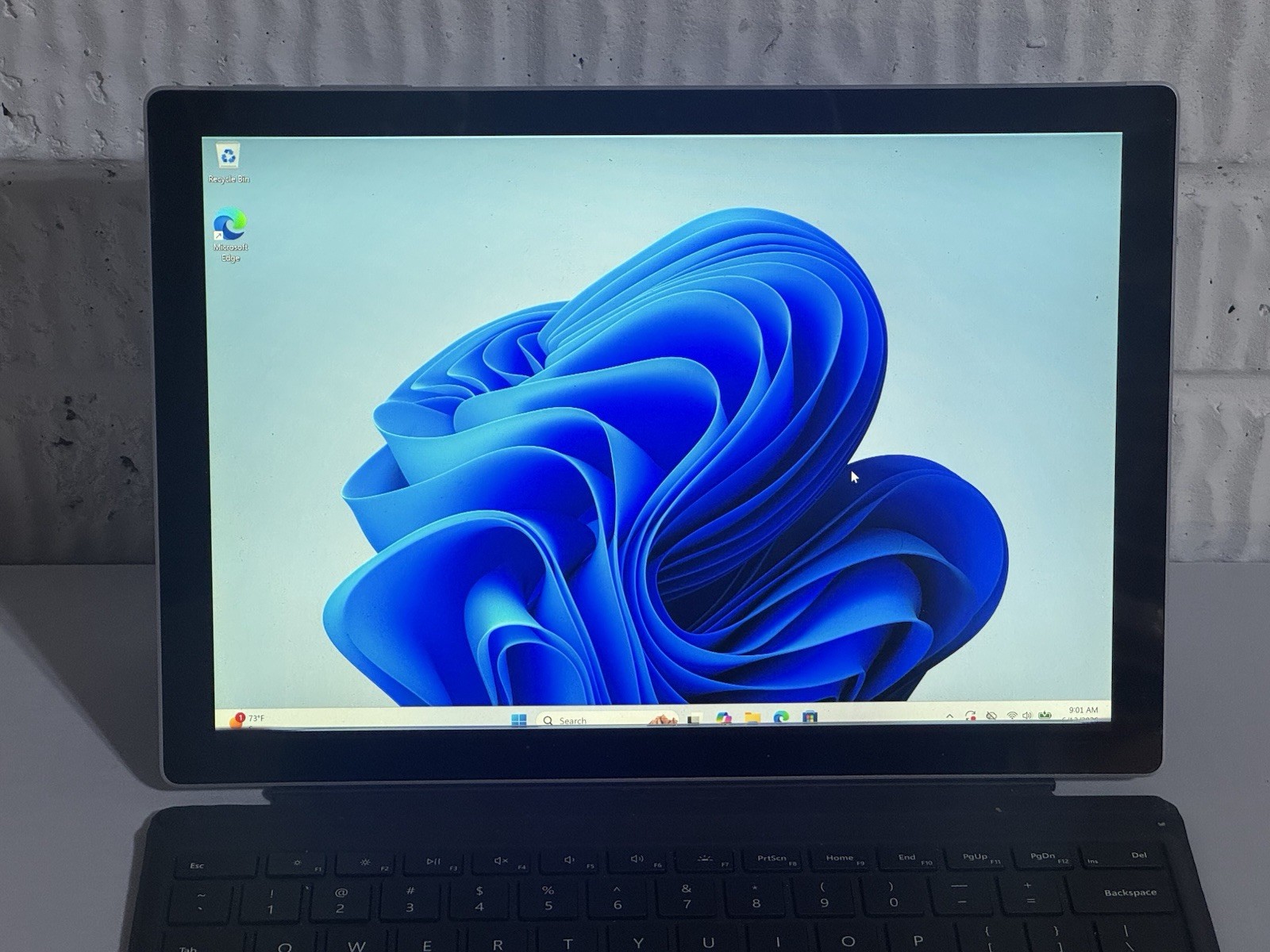 Microsoft Surface Pro 7 i5/16GB/256GB – Display Issue – AS/IS – PARTS & REPAIR