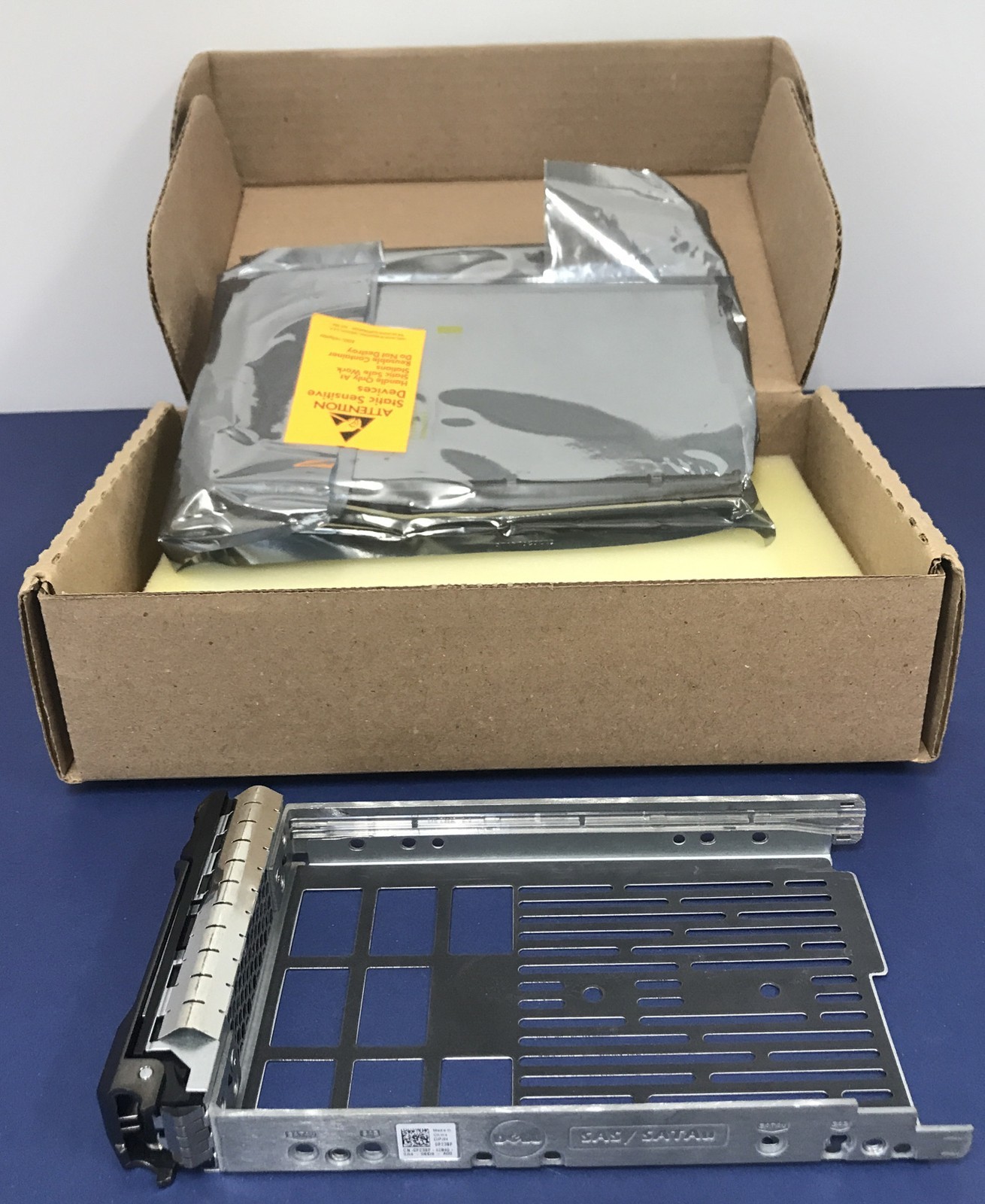 *LOT OF 2* 3.5″ 0F238F-300GB-15K 6G SAS LFF HDD CADDY DELL, INC POWEREDGE