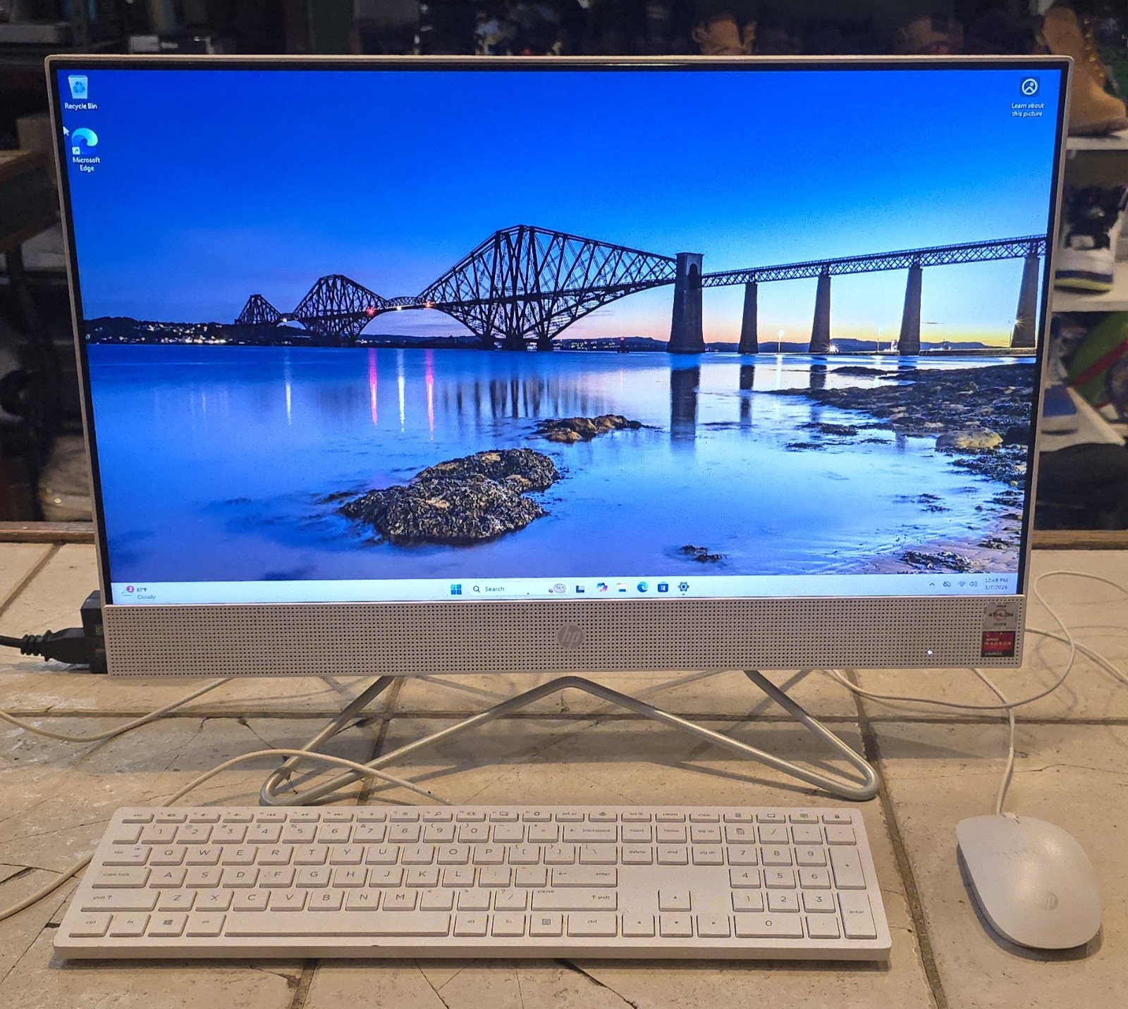 HP 24-DD0010 All-in-One / 24″ / Athlon 3050U 2.3GHz /256SSD / 8GB RAM / W11H