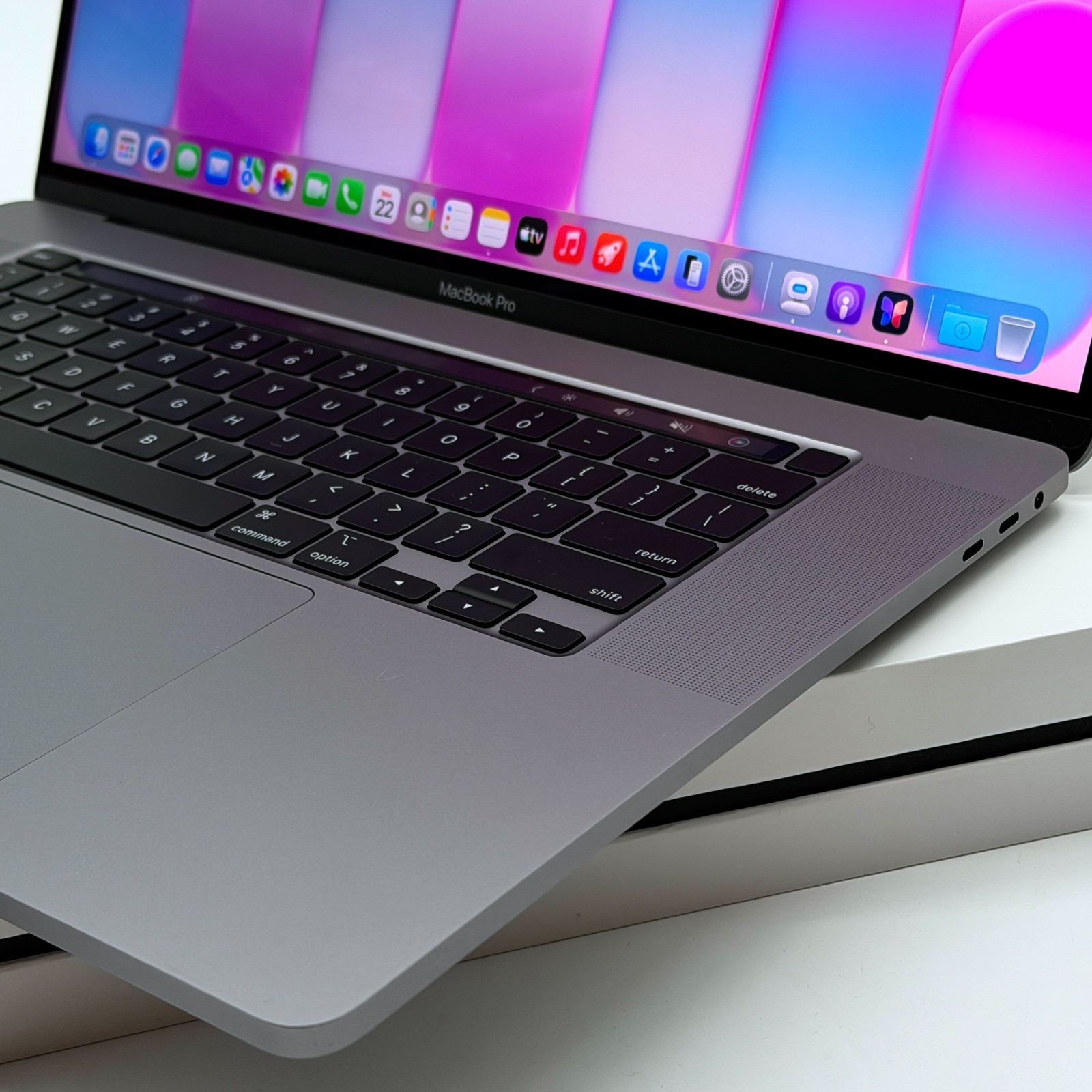 EXCELLENT – MACBOOK PRO 16 INCH – 4TB SSD – 64GB RAM – WARRANTY