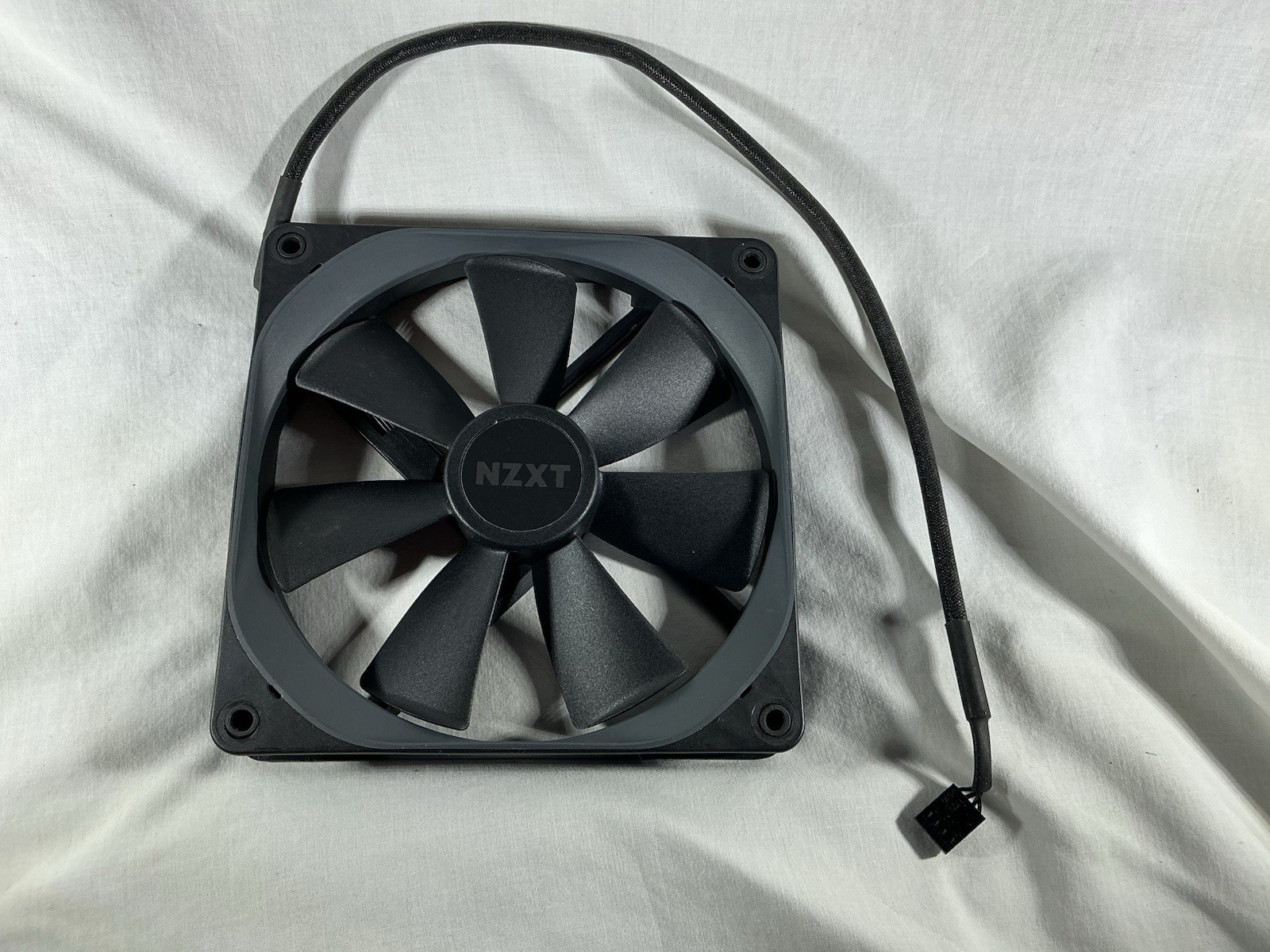 NZXT Computer Case Fan 12V PWM 140mm – FLUID DYNAMIC BEARING ( RF-AP140-FP )