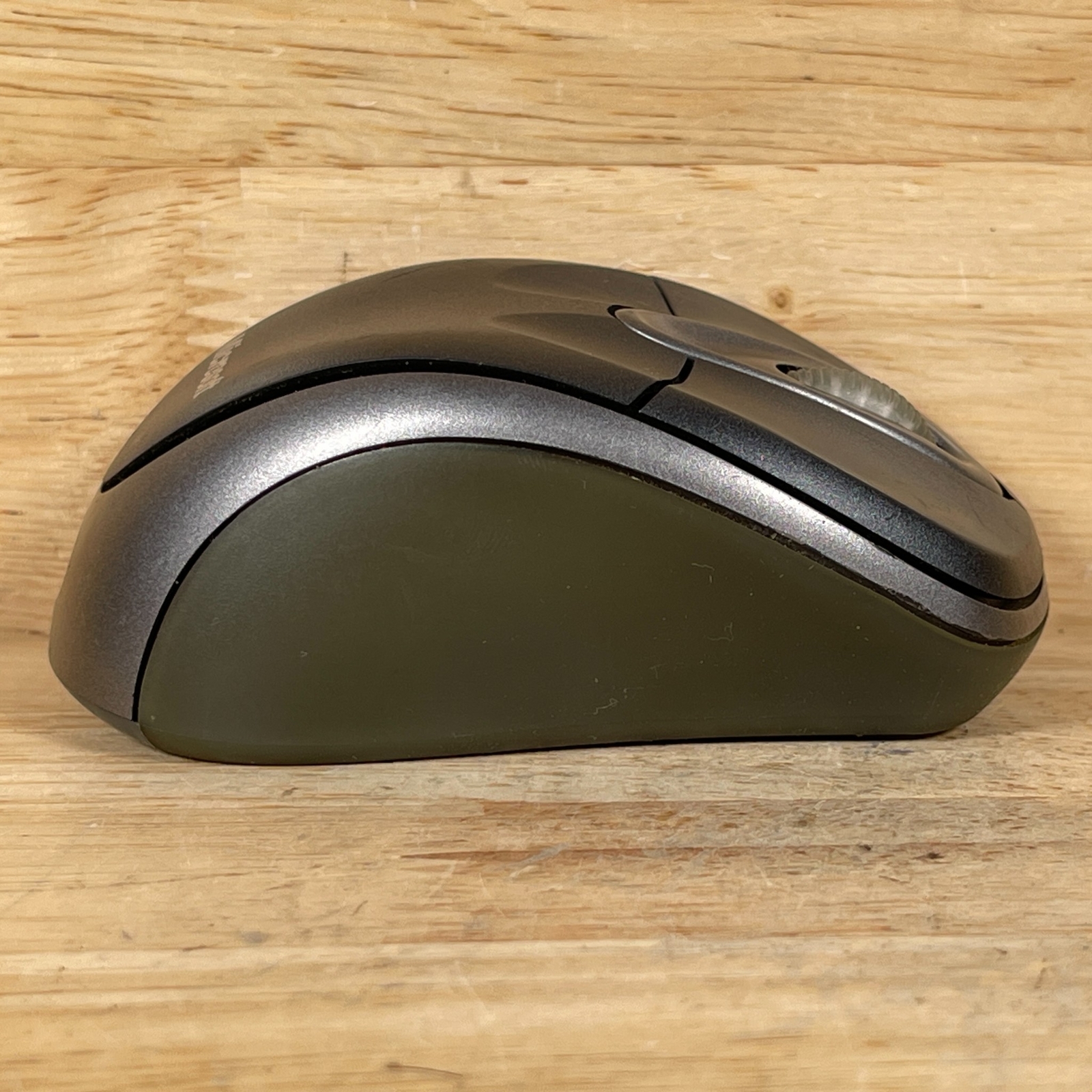 Microsoft MSK-1056 Black/Grey 4-Way Scrolling Wireless Notebook Optical Mouse