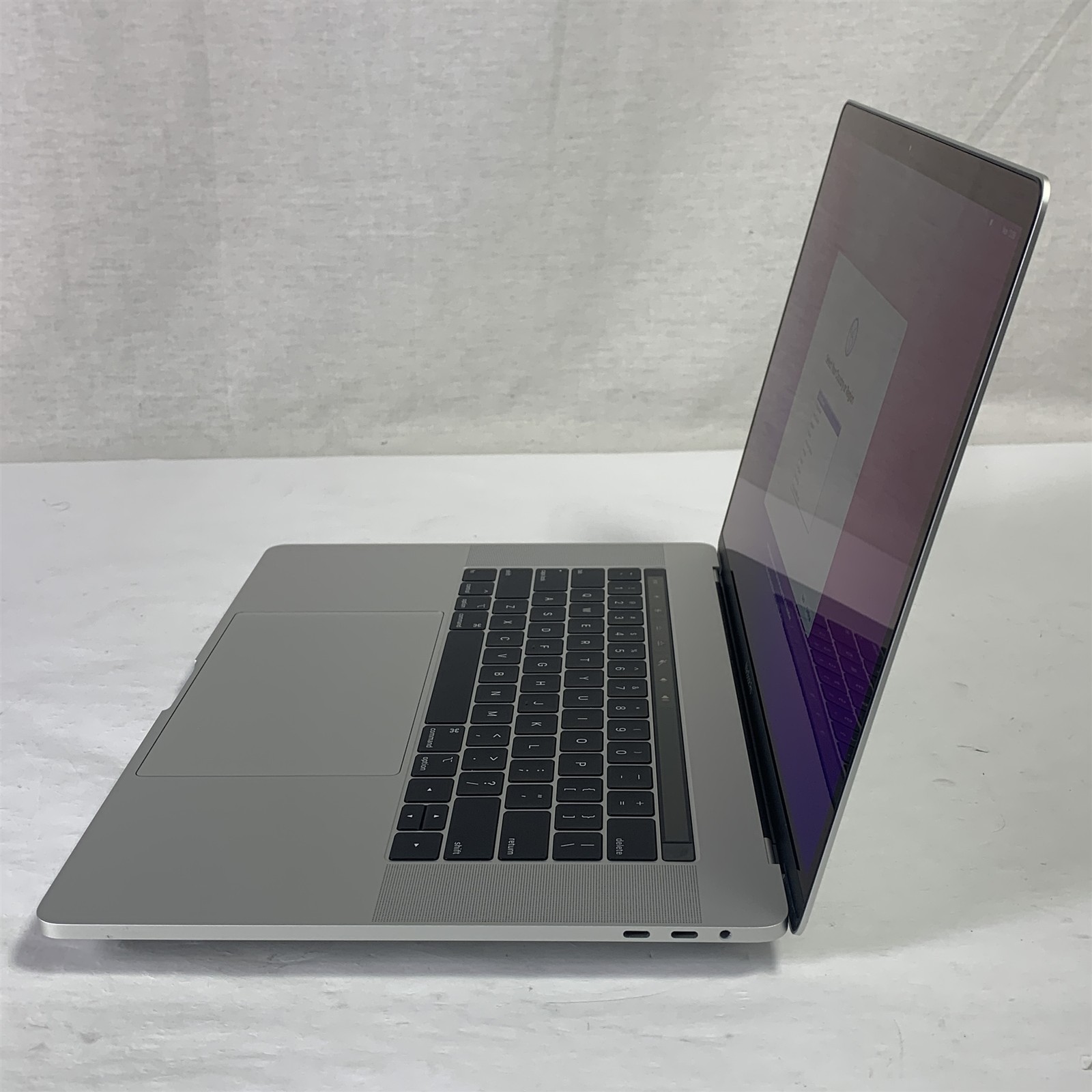 Apple MacBook Pro A1990 15″ 2019 Laptop Oct Core i9-9980HK 2.4GHz 32GB 1TB SSD