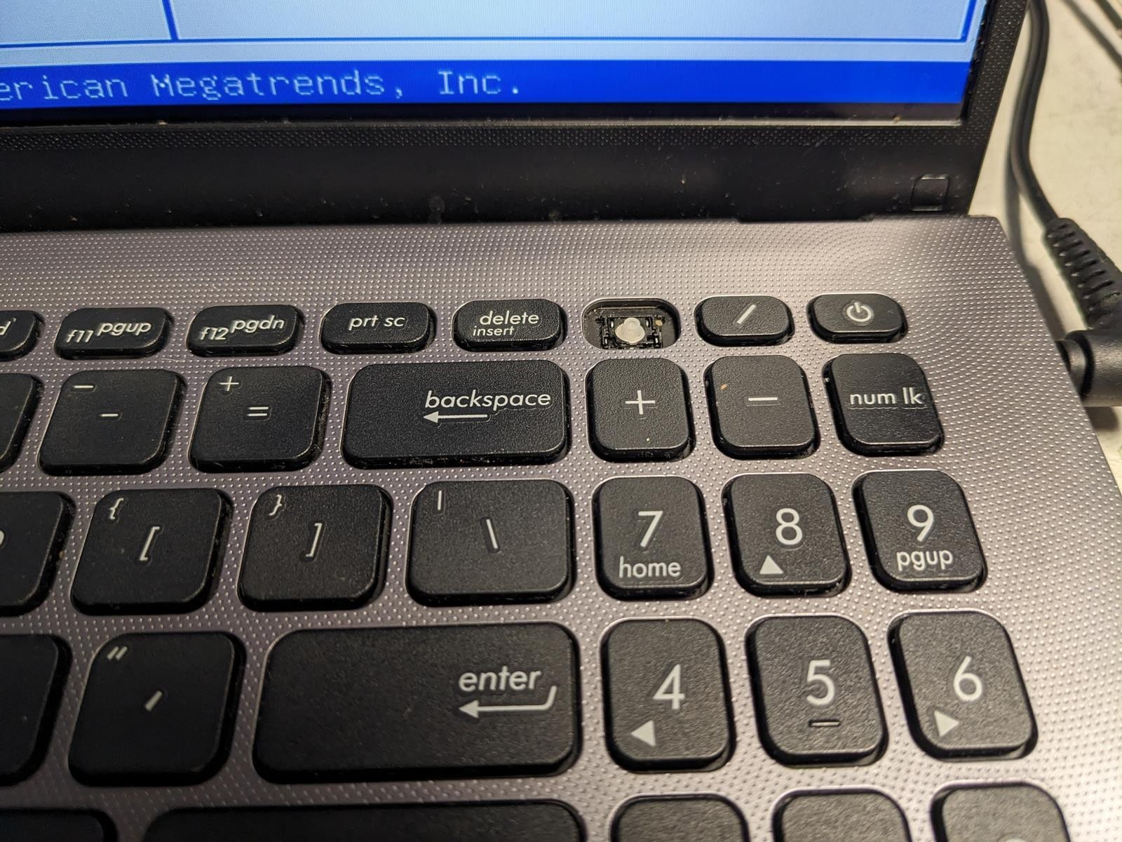 ASUS VIVOBOOK F512J i3-1005G1 @ 1.20 GHz, 12GB RAM, NO HDD/OS