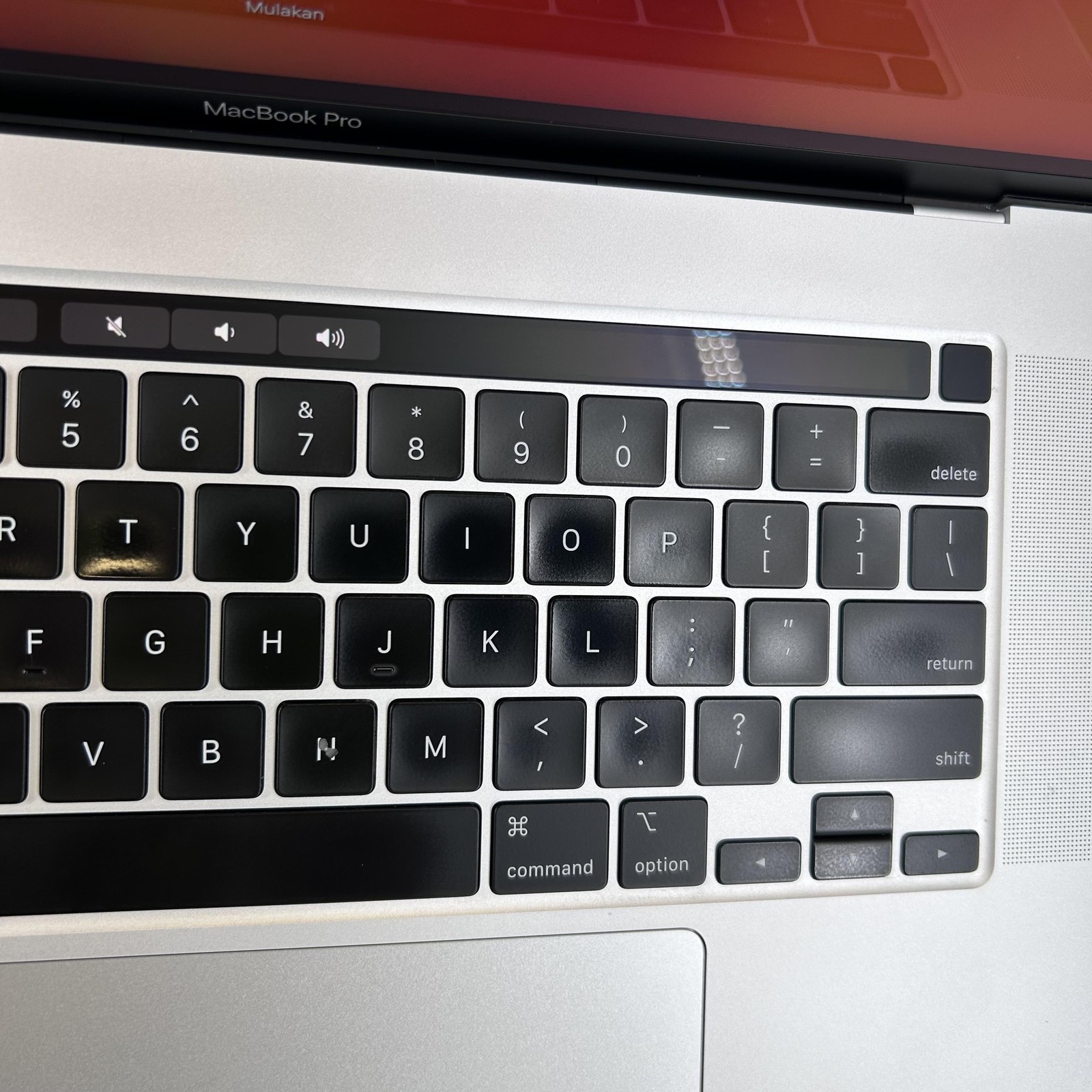 MacBook Pro 16 Touch Bar Silver 2019 2.3GHz i9 32GB 1TB SSD AMD Radeon Pro 5500M