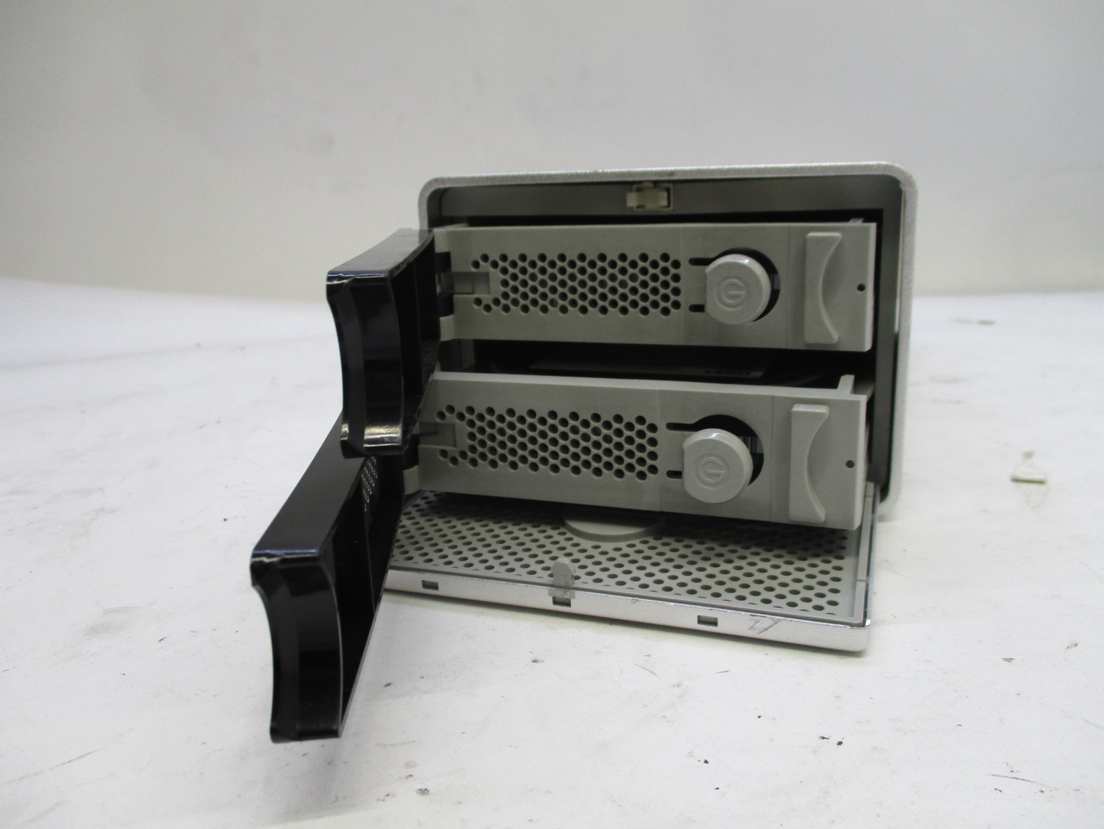 G-Technology 8TB G-RAID 2-Bay Thunderbolt 3 RAID Array Drive PN (0G05748) T8 E11