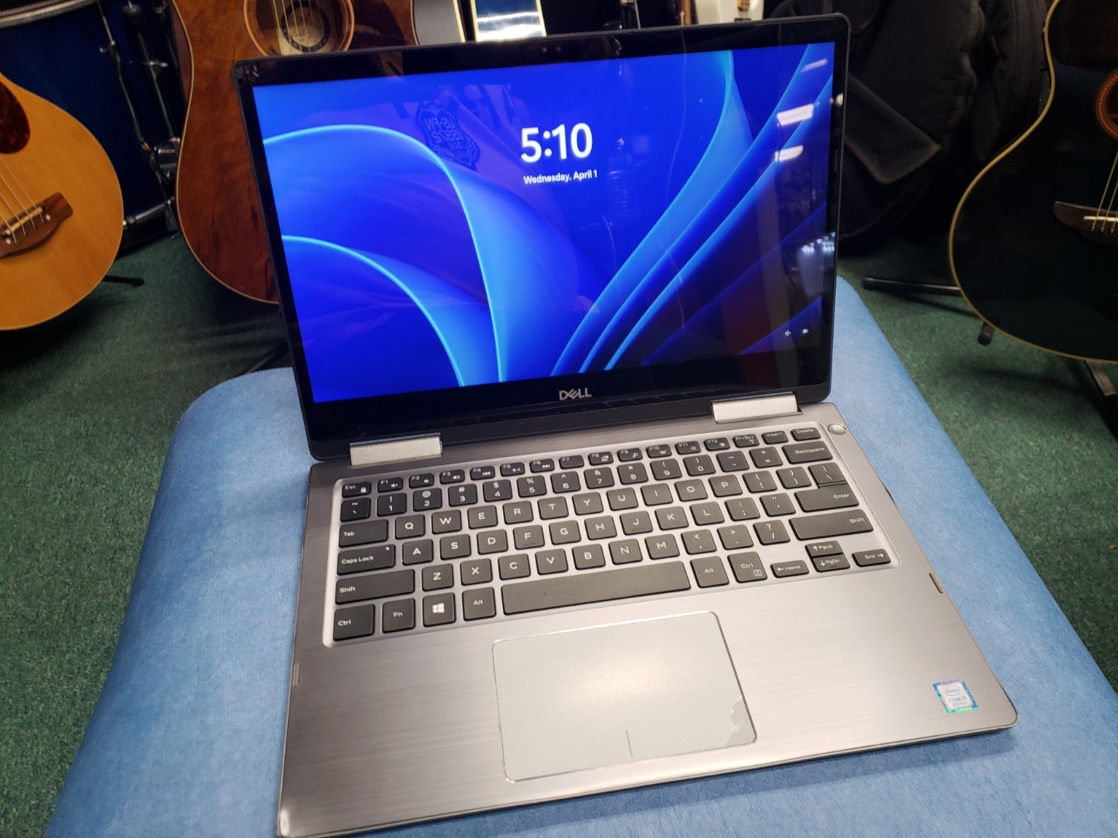 Dell Inspiron 7373 – 13.3″ – i5-8250 – 8GB ram – 237GB SSD screen damaged