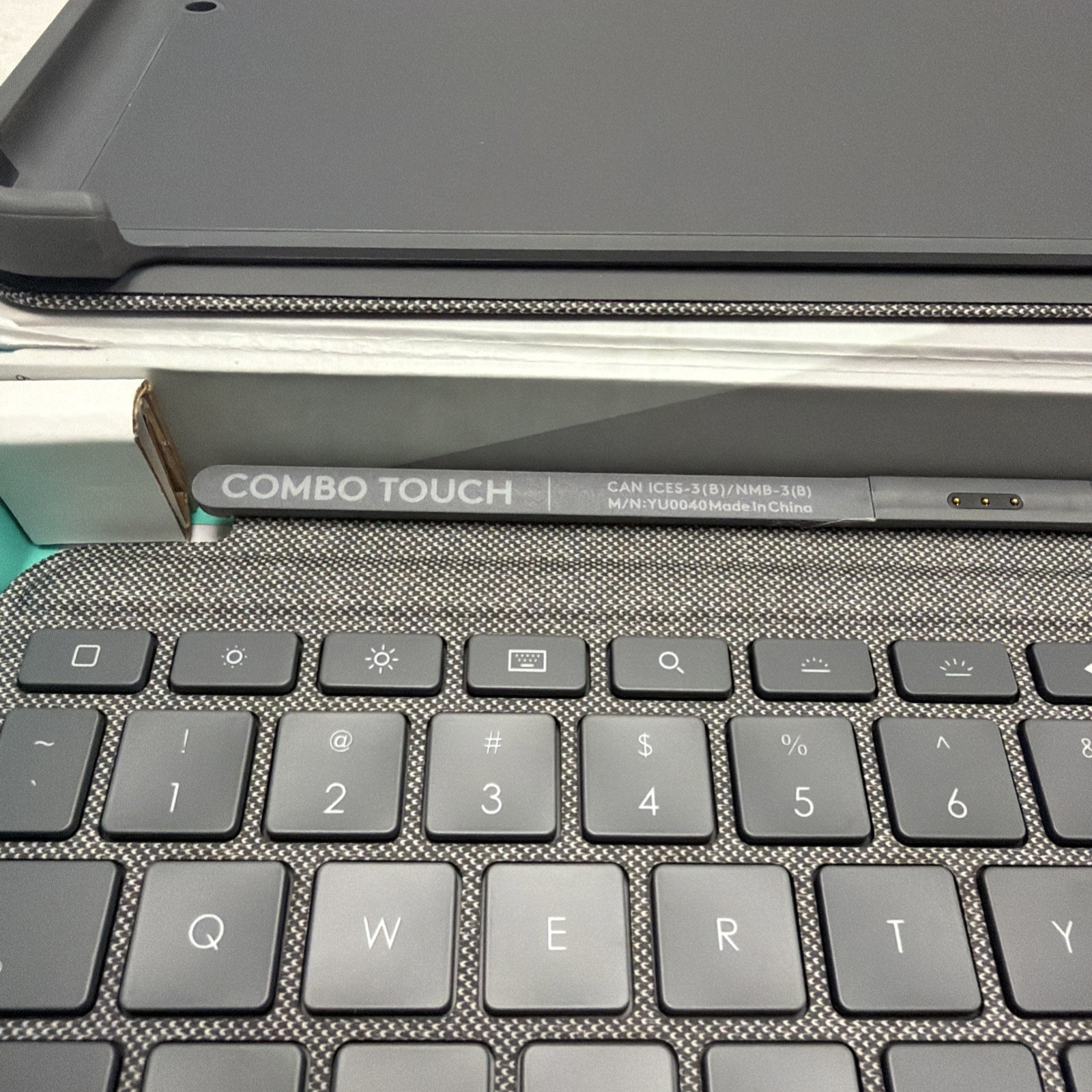 Logitech Combo Touch Keyboard Case FOR iPad