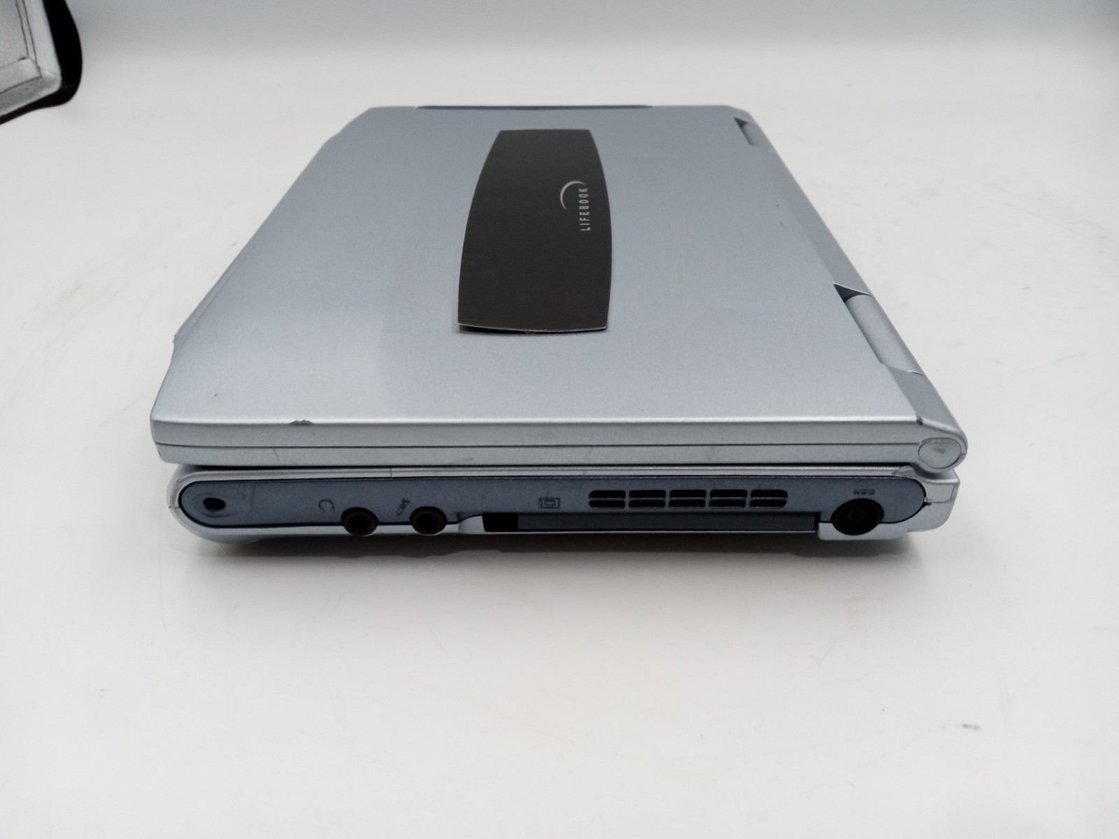 Fujitsu Lifebook P1120 8.9″ Touchscreen Crusoe 800MHz 240MB 30GB XP -READ -RR