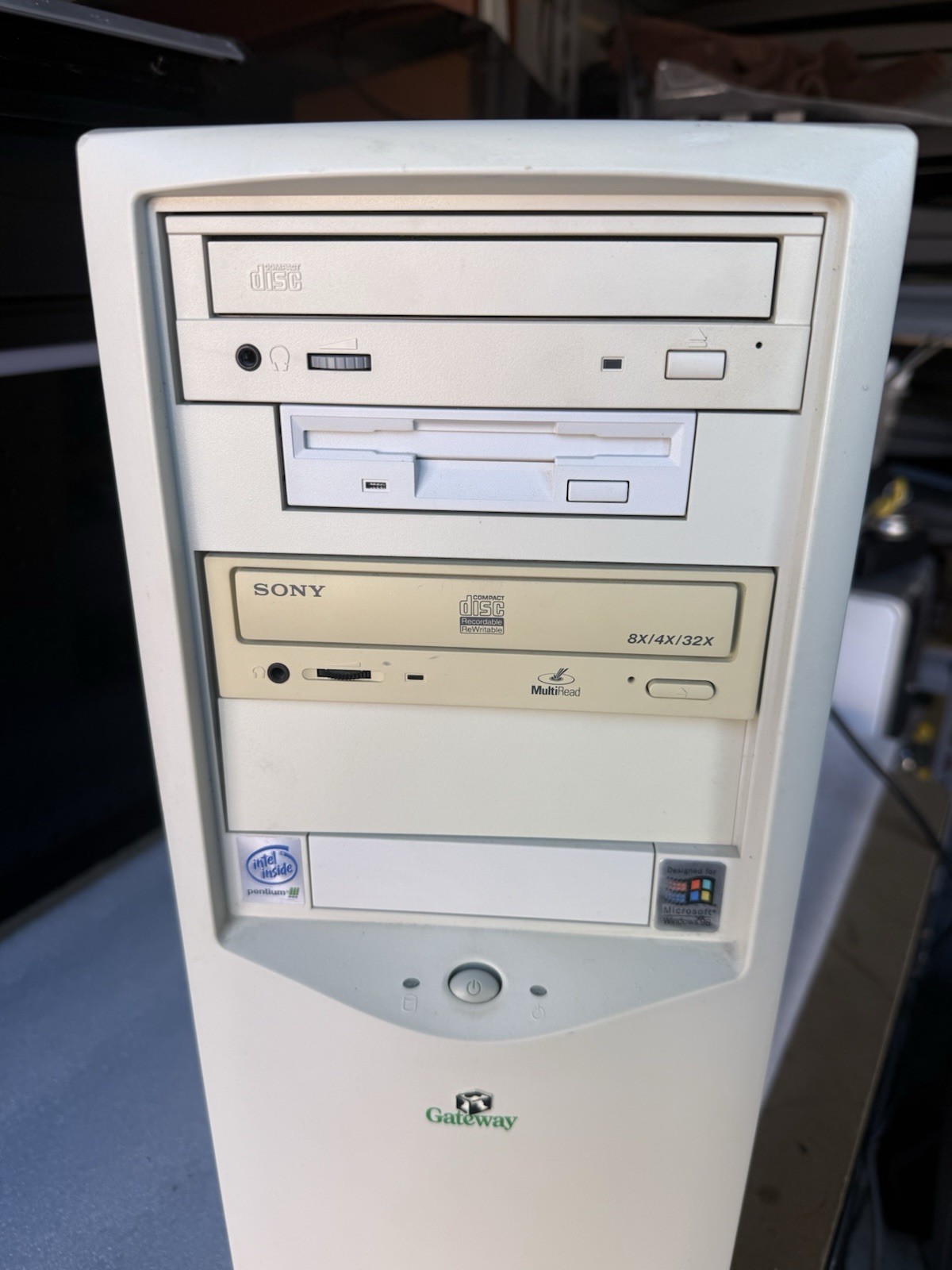 Gateway TBR3 450 PIII Computer Pentium III 450MHz 128MB RAM – No HDD/OS