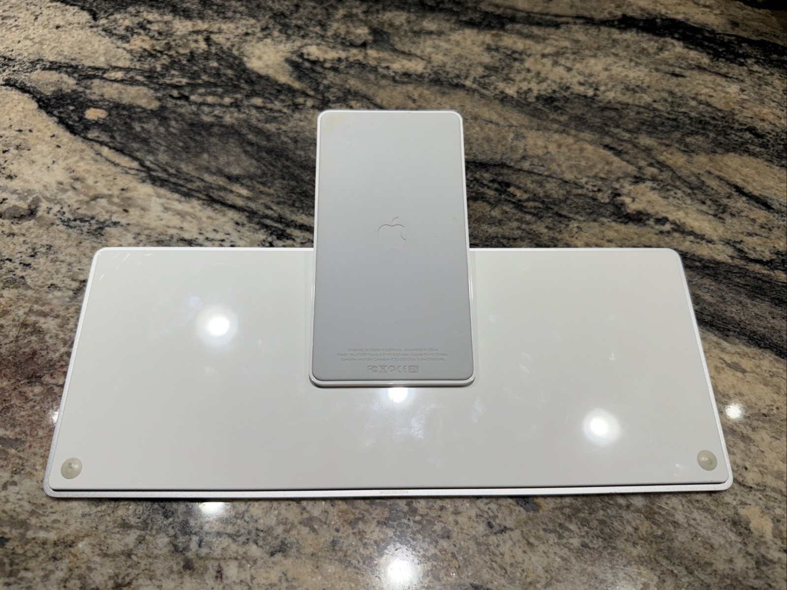Apple OEM A1359 Keyboard Dock for Apple 30-pin Connector iPad iPhone MC533LL/A