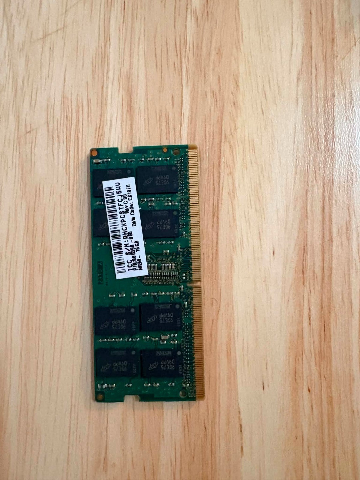 Micron MTA16ATF2G64HZ-3G2J1 16GB (1 x 16GB) PC4-21300 (DDR4-2666) Memory