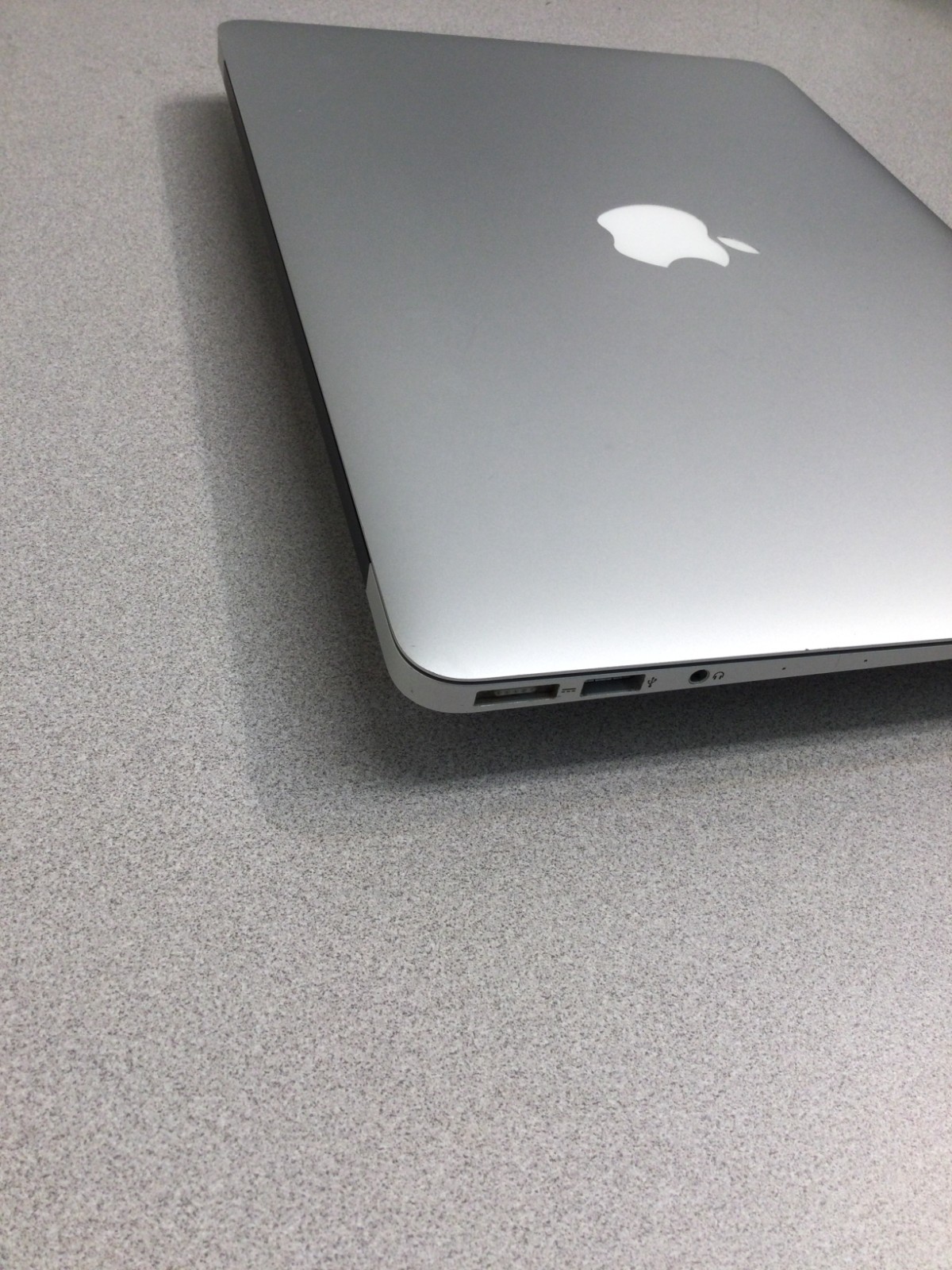Apple MacBook Air 13.3″ 128 GB SSD, Intel Core i5 5th Gen., 1.6 GHz, 4 GB RAM