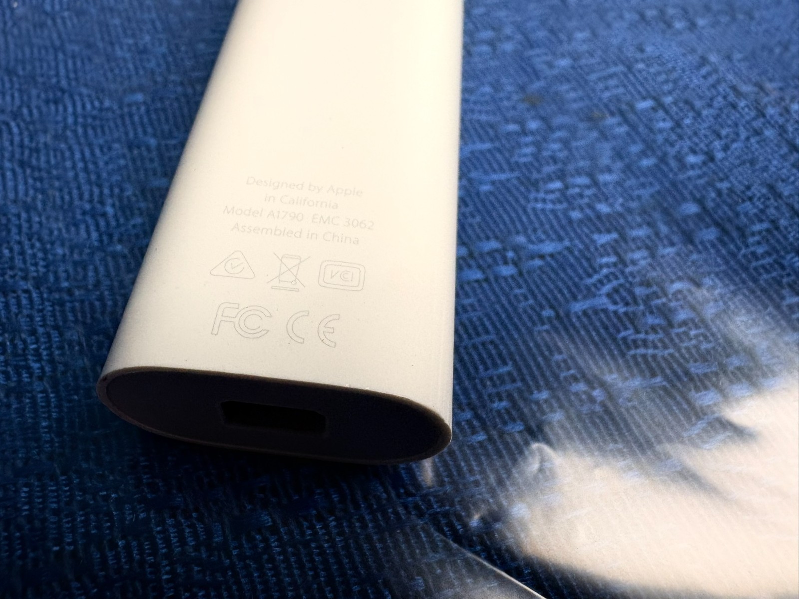 Apple Thunderbolt 3 USB-C to Thunderbolt 2 Adapter A1790 MMEL2AM/A Genuine OEM